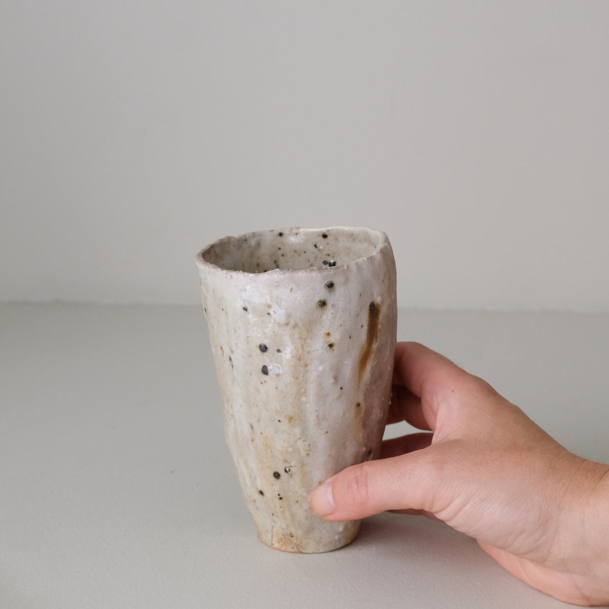 Tasse 01 en terre récoltée 210 ml cuisson feu - crème de Nathalie Reocreux chez Brutal Ceramics