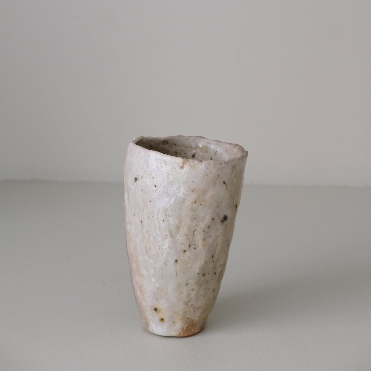 Tasse 01 en terre récoltée 210 ml cuisson feu - crème de Nathalie Reocreux chez Brutal Ceramics