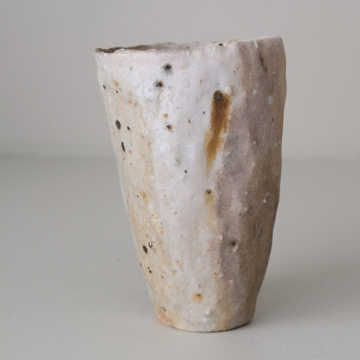 Tasse 01 en terre récoltée 210 ml cuisson feu - crème de Nathalie Reocreux chez Brutal Ceramics