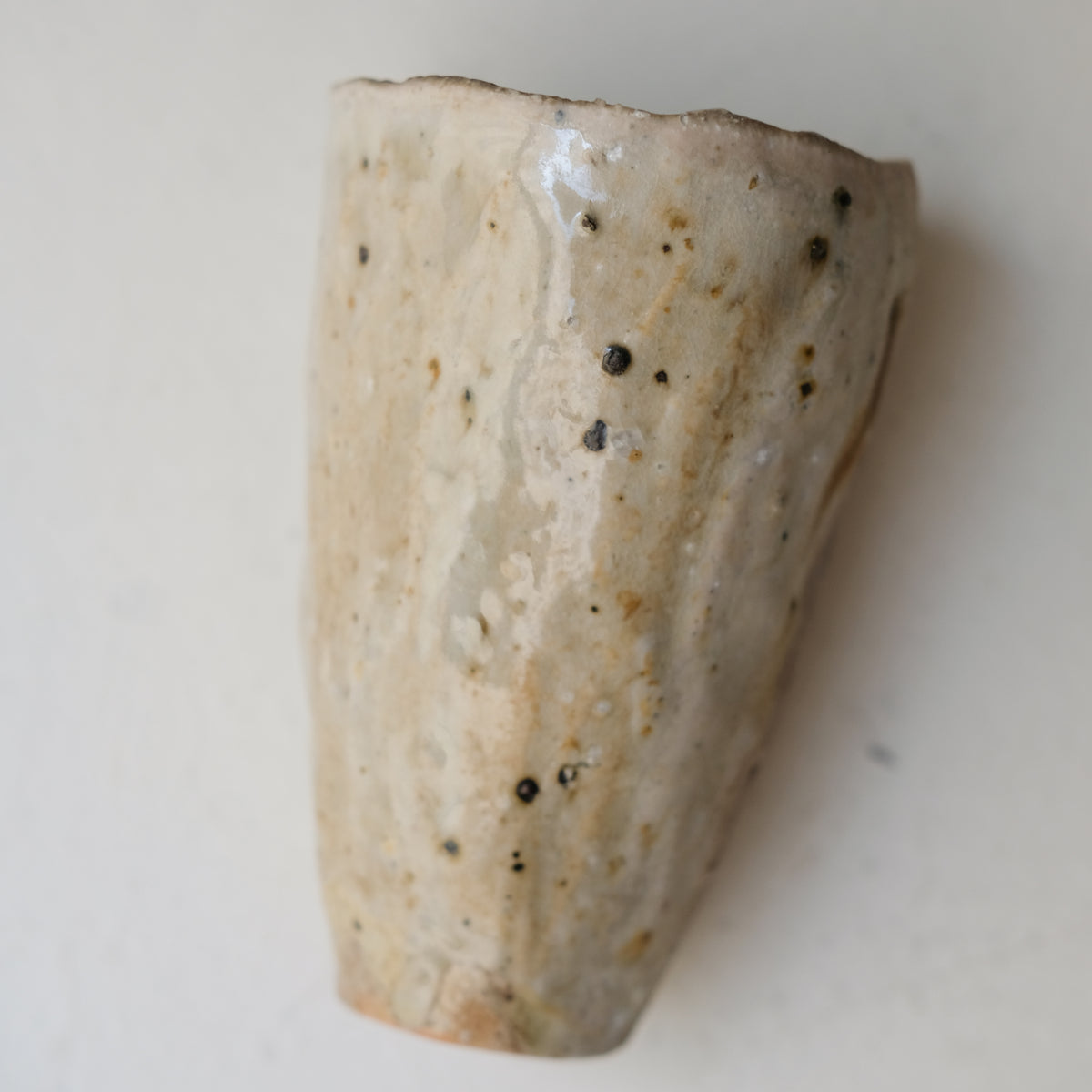Tasse 01 en terre récoltée 210 ml cuisson feu - crème de Nathalie Reocreux chez Brutal Ceramics