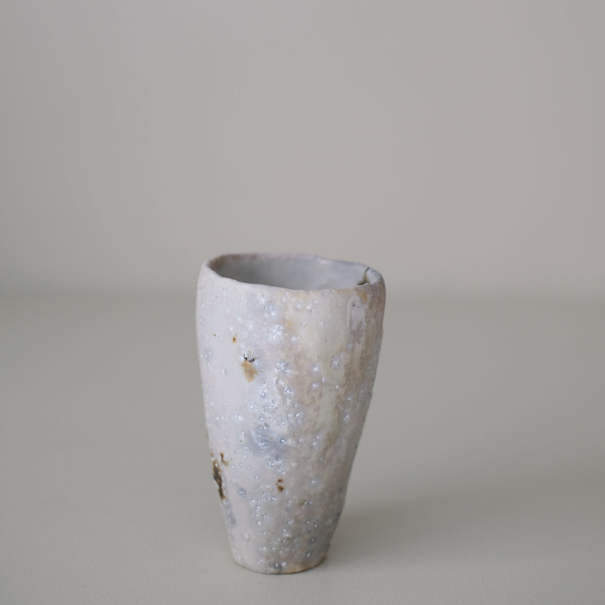 Tasse 04 en terre récoltée 210 ml cuisson feu - beige bleu de Nathalie Reocreux chez Brutal Ceramics