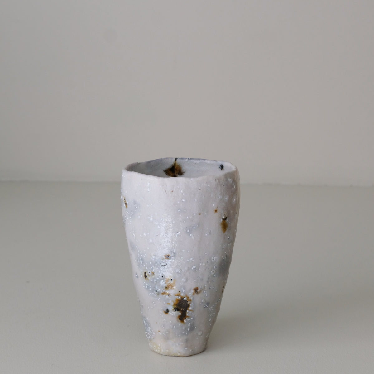 Tasse 04 en terre récoltée 210 ml cuisson feu - beige bleu de Nathalie Reocreux chez Brutal Ceramics