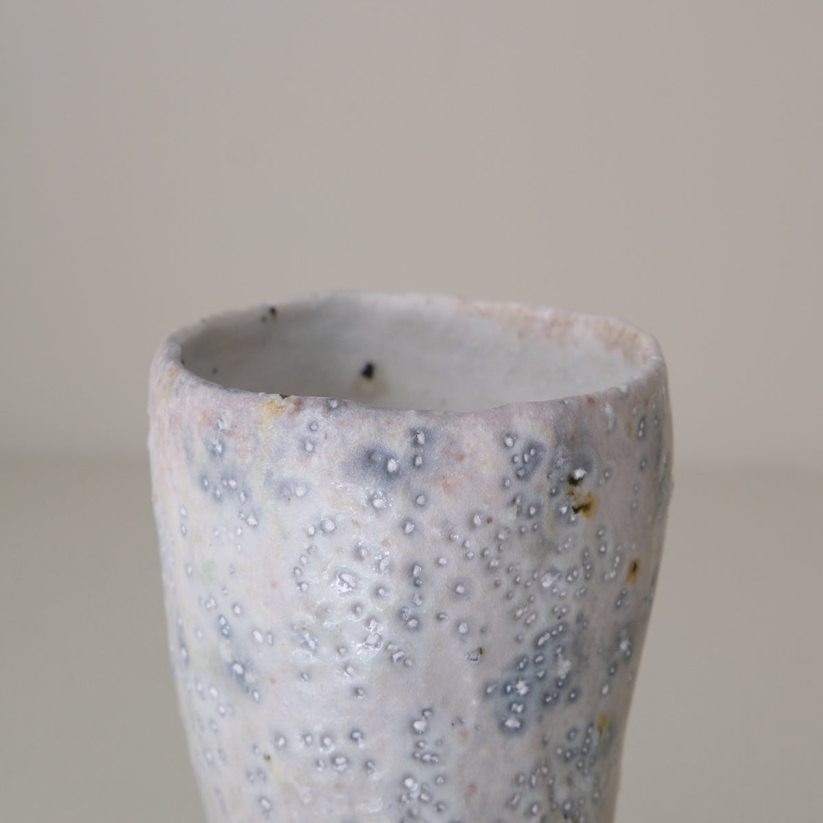 Tasse 04 en terre récoltée 210 ml cuisson feu - beige bleu de Nathalie Reocreux chez Brutal Ceramics