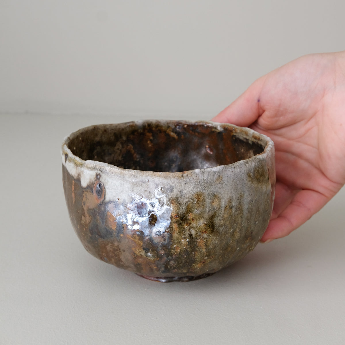 Bol en terre recoltée D 13cm cuisson feu - brun vert de Nathalie Reocreux 