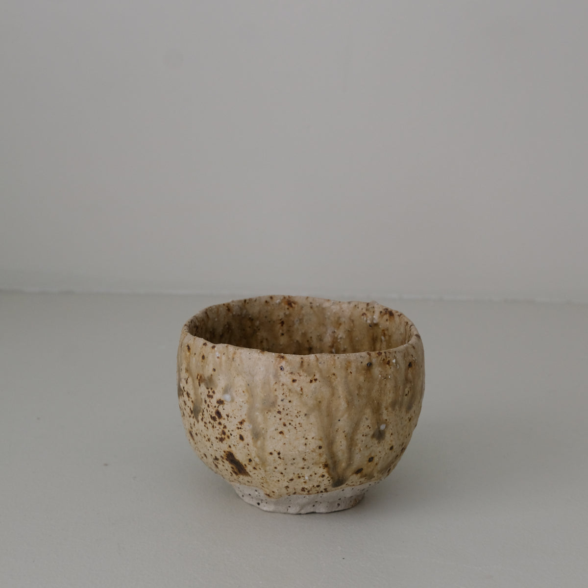 Tasse en grès recolté 190 ml - vert jaune de Nathalie Reocreux chez Brutal Ceramics