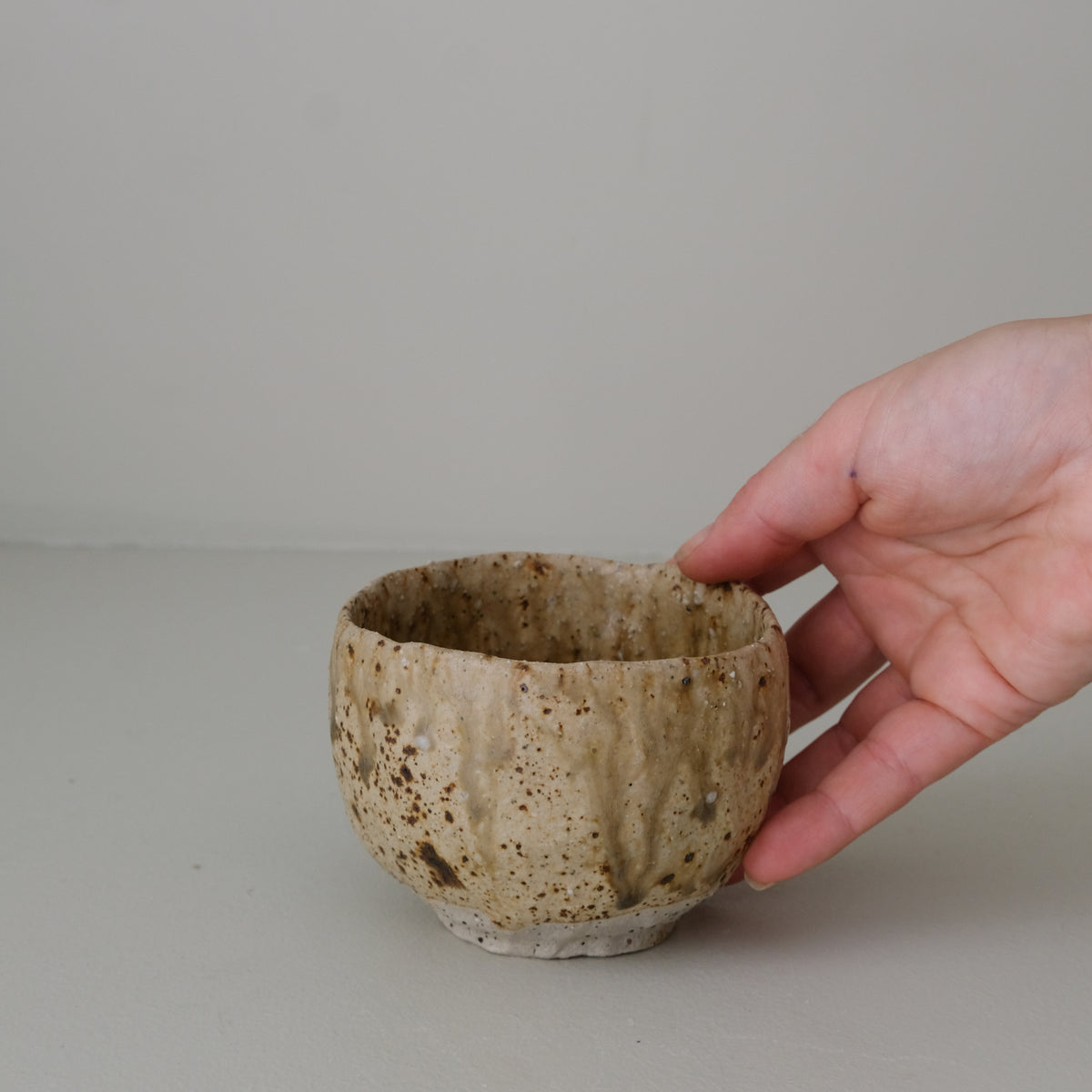 Tasse en grès recolté 190 ml - vert jaune de Nathalie Reocreux chez Brutal Ceramics