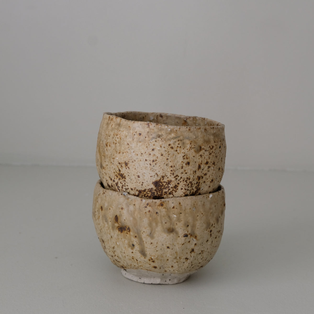 Tasse en grès recolté 190 ml - vert jaune de Nathalie Reocreux chez Brutal Ceramics