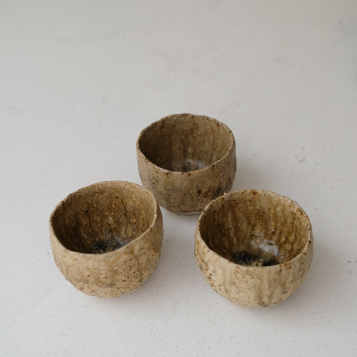 Tasse en grès recolté 190 ml - vert jaune de Nathalie Reocreux chez Brutal Ceramics