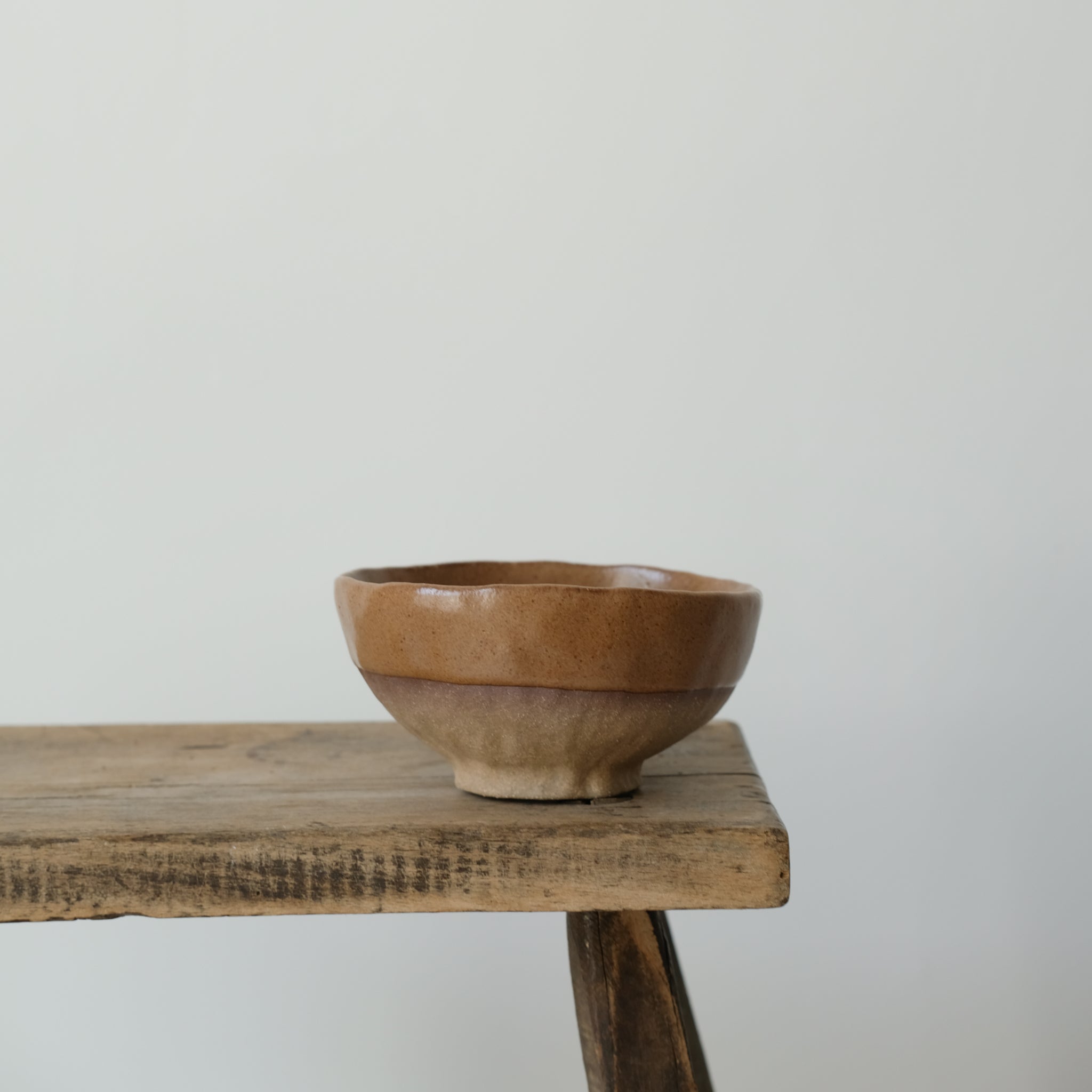 petit col en grès roux caramel de judith lasry chez Brutal Ceramics