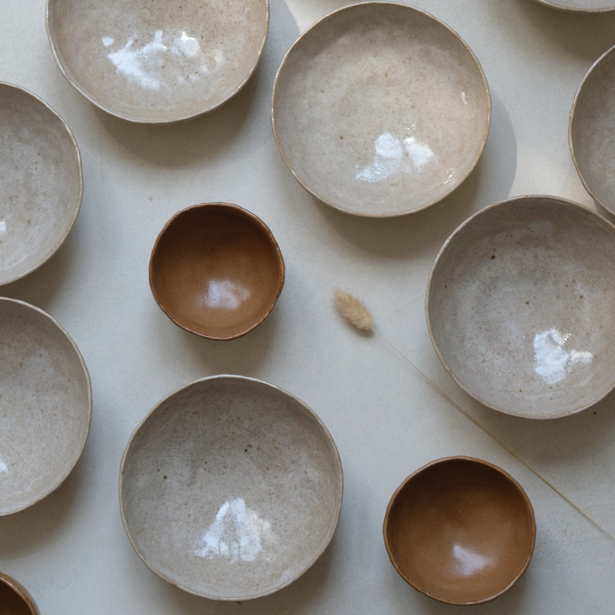 petit col en grès roux caramel de judith lasry chez Brutal Ceramics