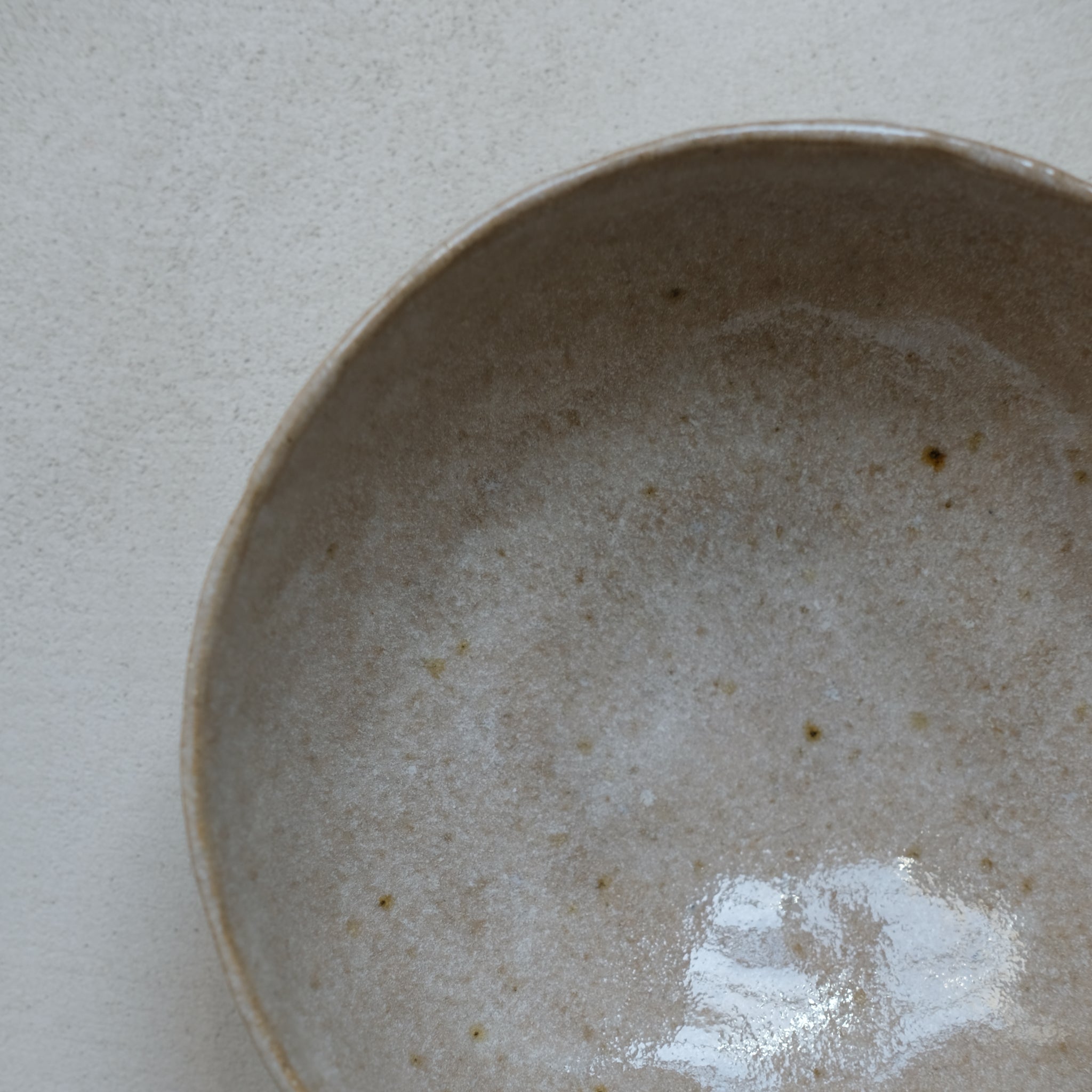 bol en grès roux de judith lasry chez Brutal Ceramics