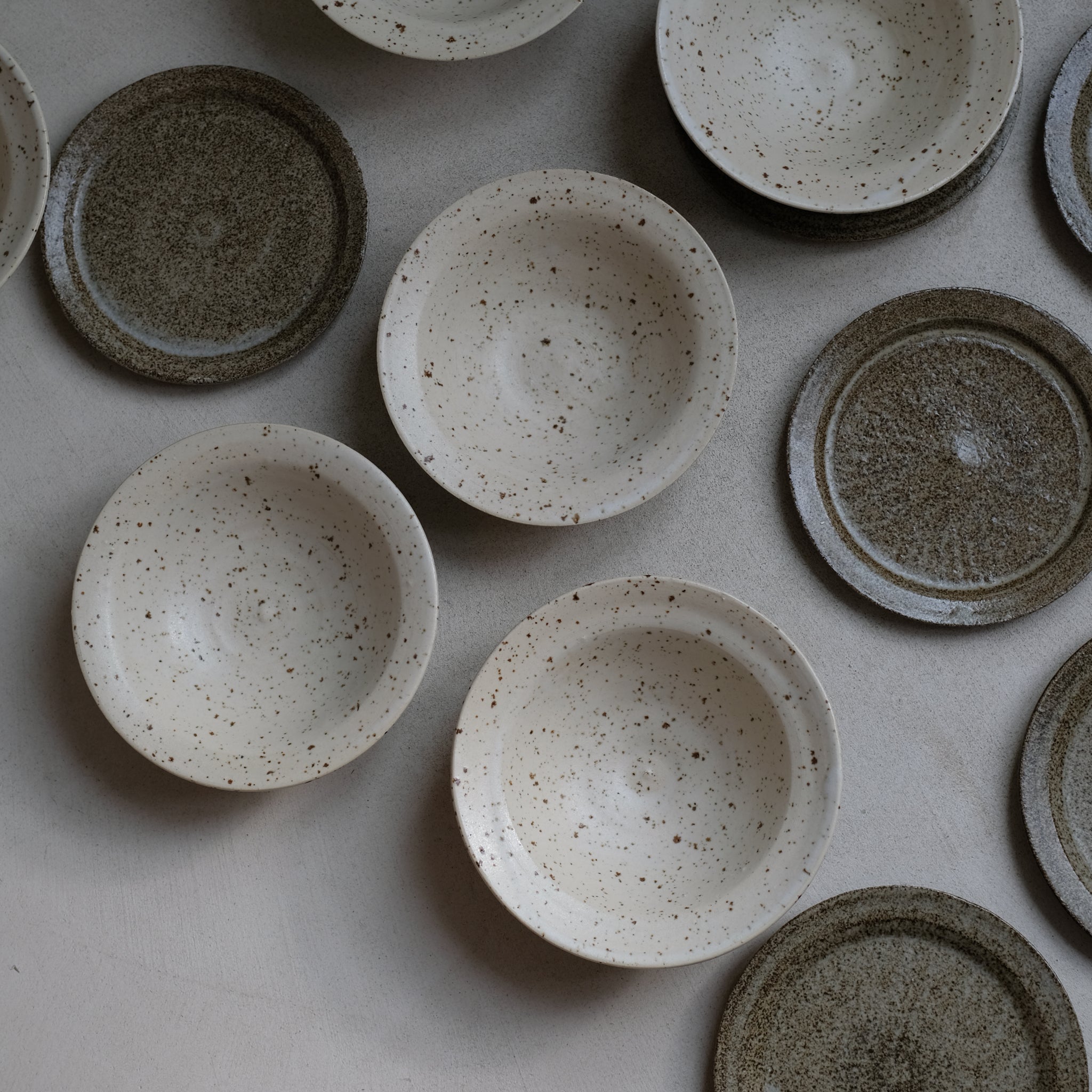 Bol en grès moucheté d'Hannah Blackall-Smith chez Brutal Ceramics