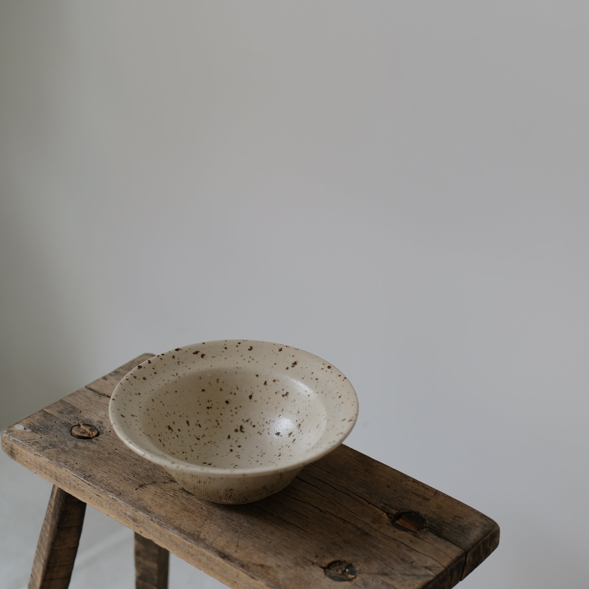 Bol en grès moucheté d'Hannah Blackall-Smith chez Brutal Ceramics