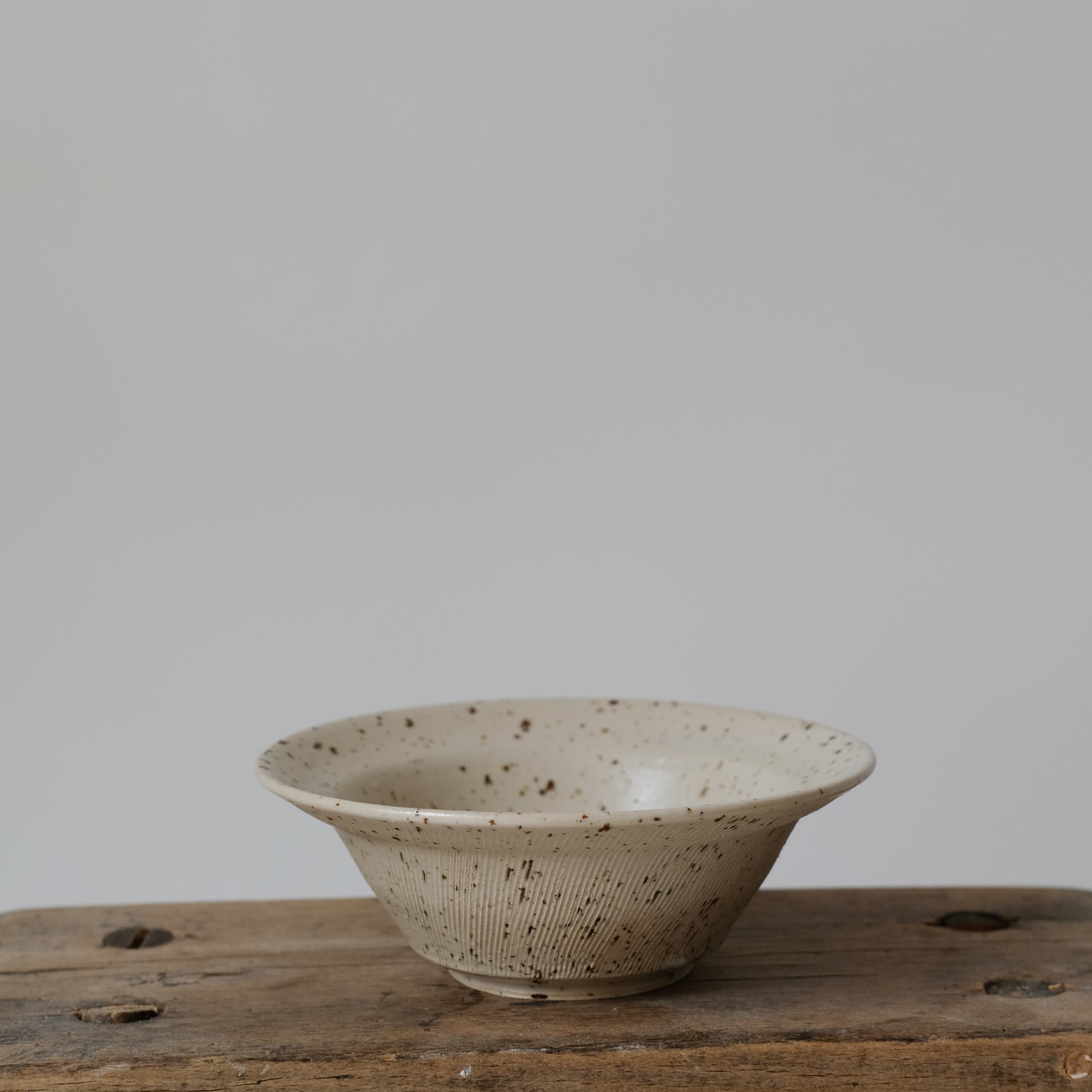 Bol en grès moucheté d'Hannah Blackall-Smith chez Brutal Ceramics