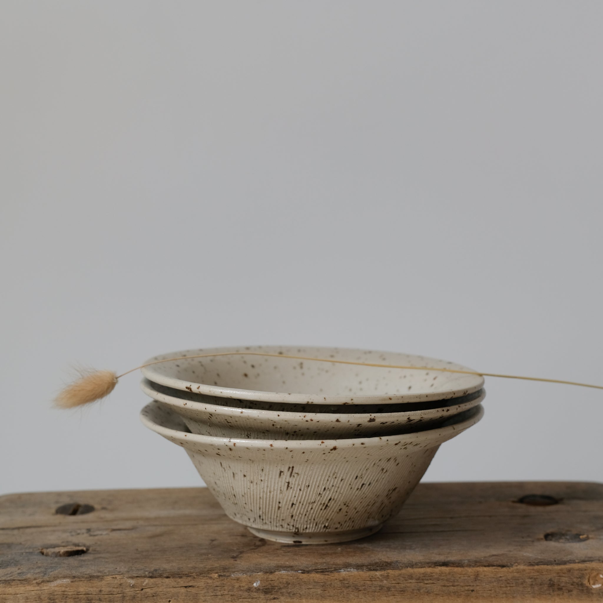 Bol en grès moucheté d'Hannah Blackall-Smith chez Brutal Ceramics