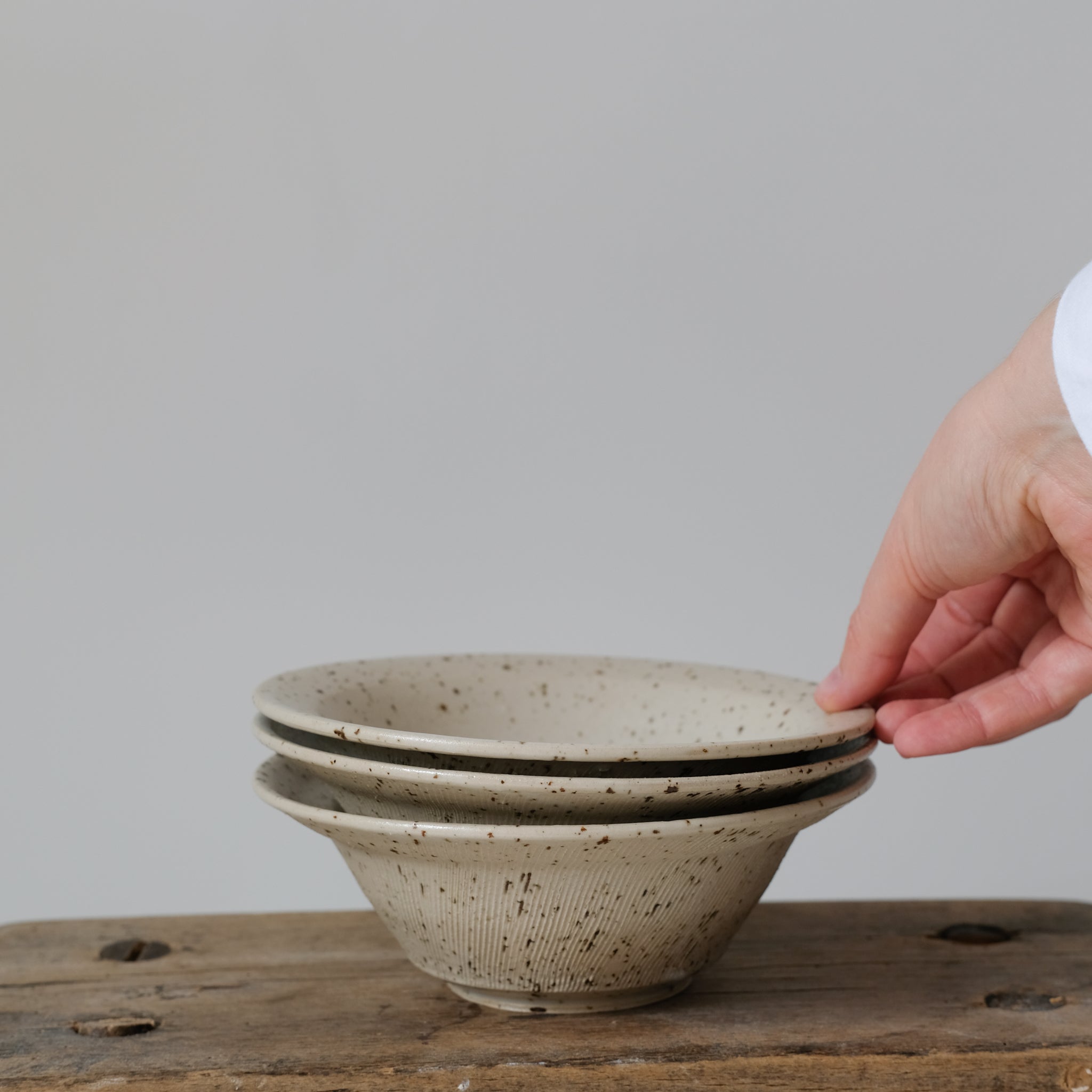 Bol en grès moucheté d'Hannah Blackall-Smith chez Brutal Ceramics