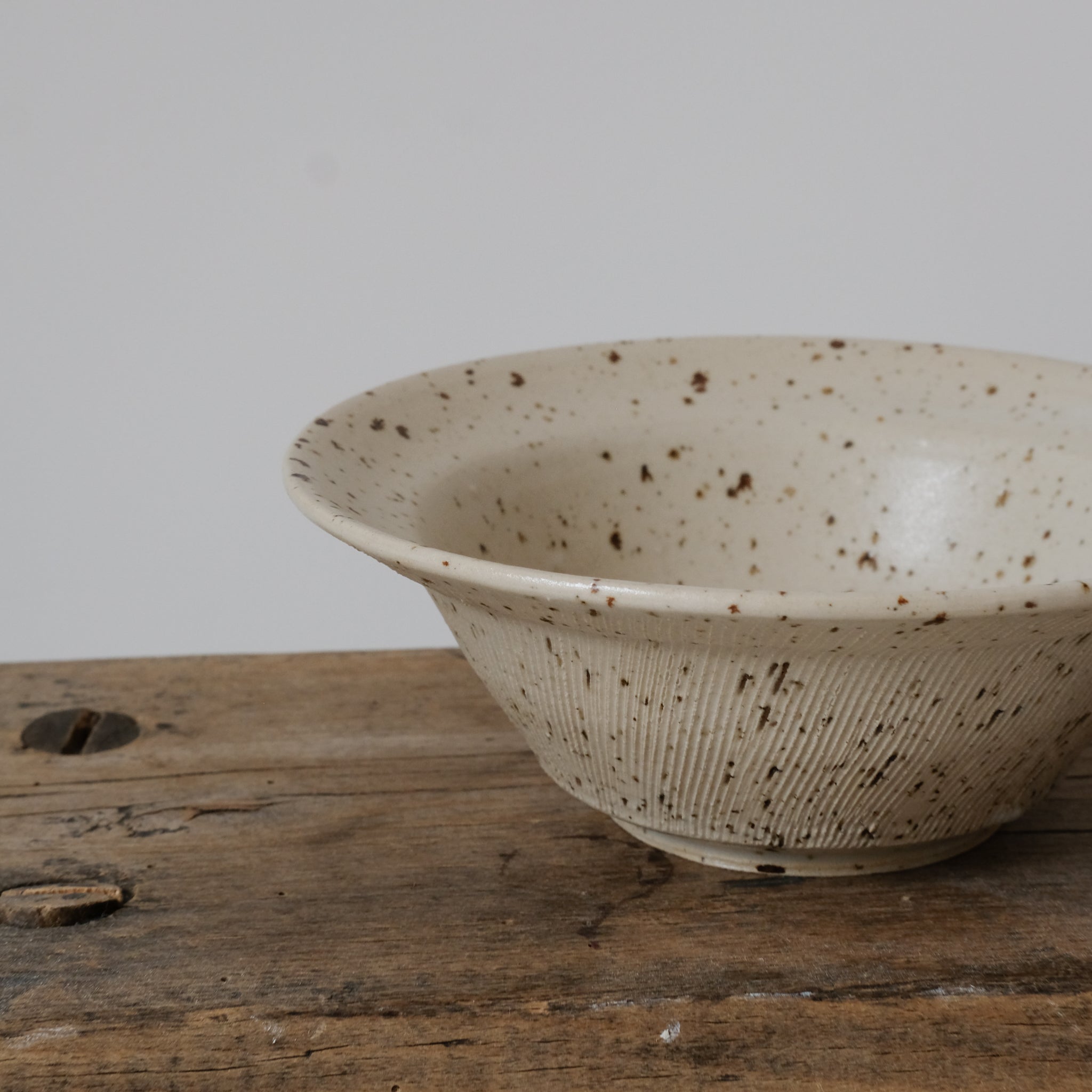 Bol en grès moucheté d'Hannah Blackall-Smith chez Brutal Ceramics