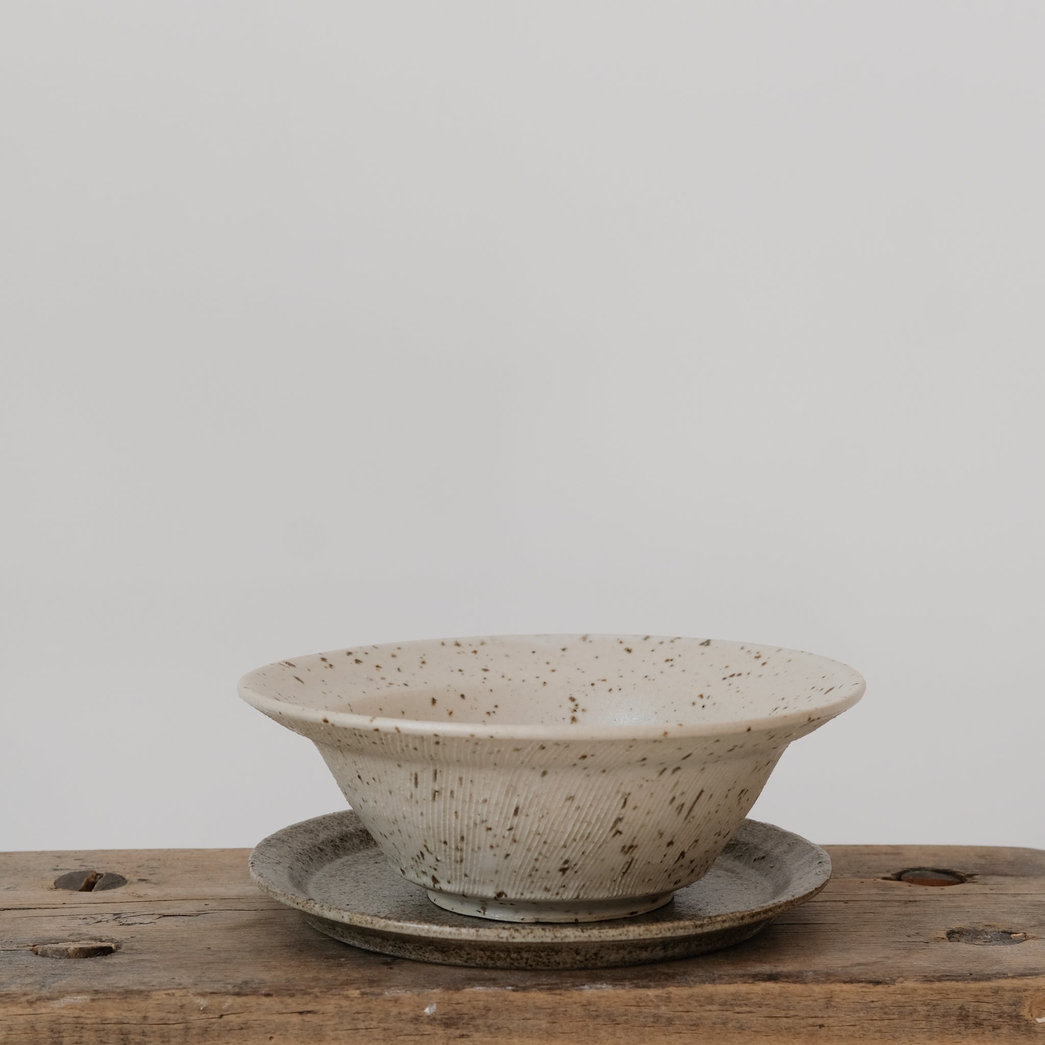 Bol en grès moucheté d'Hannah Blackall-Smith chez Brutal Ceramics