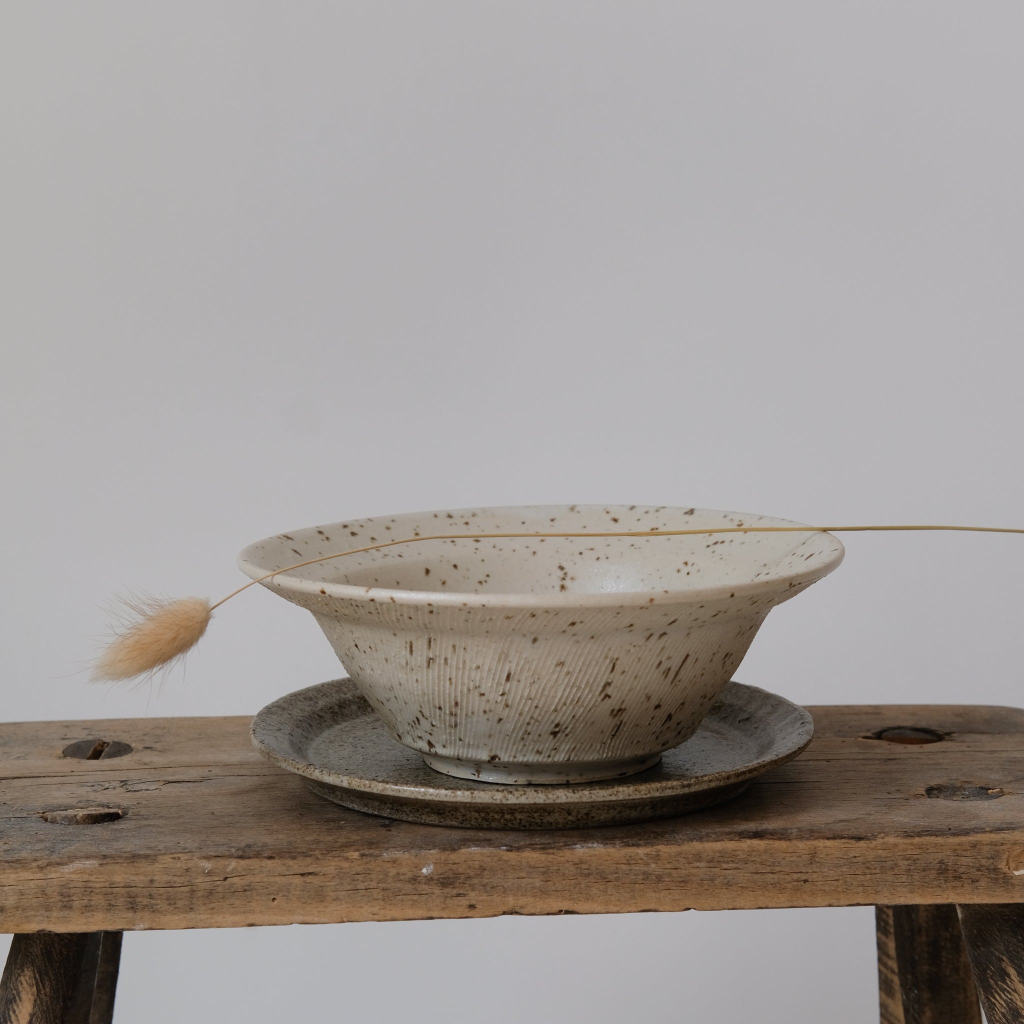 Bol en grès moucheté d'Hannah Blackall-Smith chez Brutal Ceramics