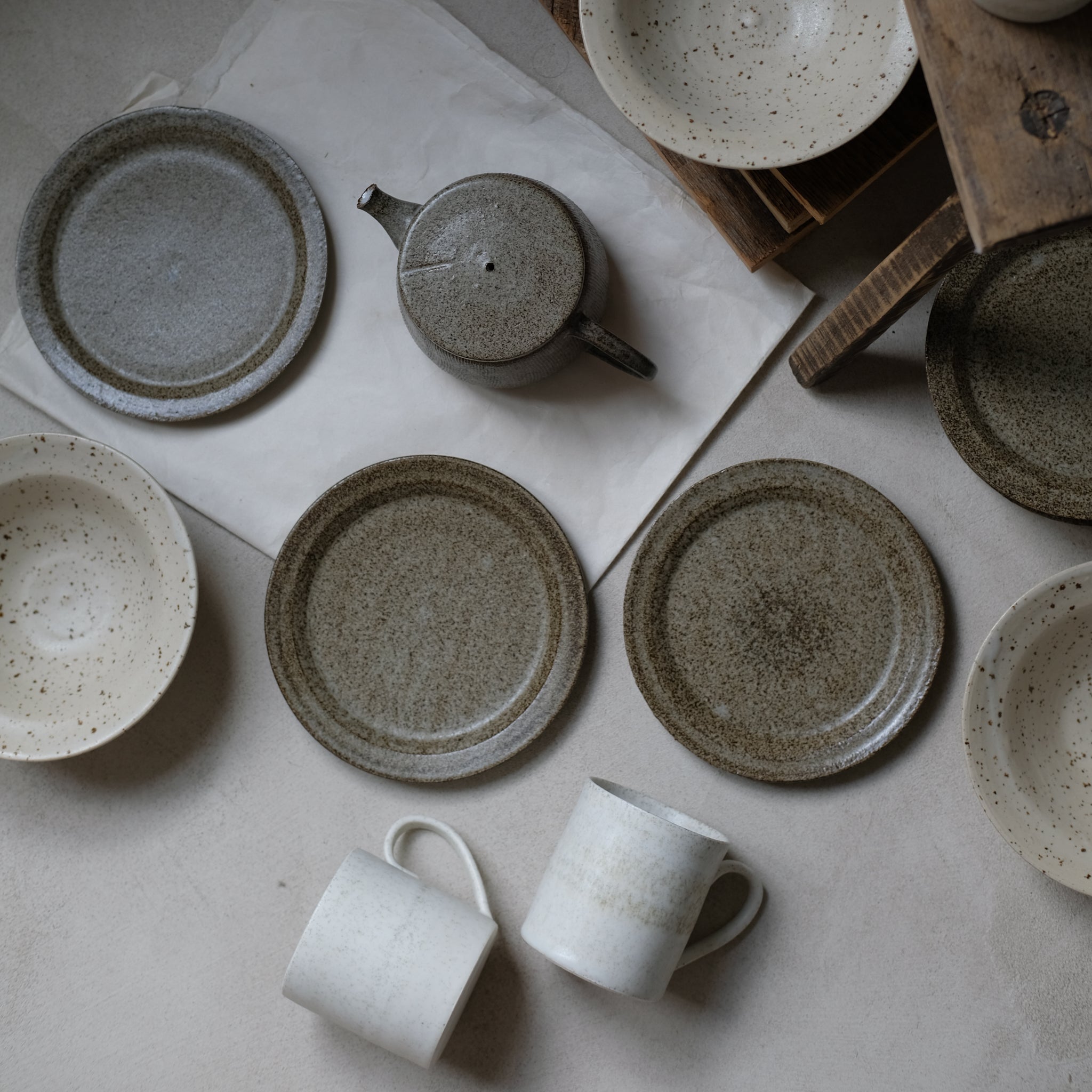 Mug en porcelaine 260ml, blanc par Hannah Blackall-Smith chez Brutal Ceramics