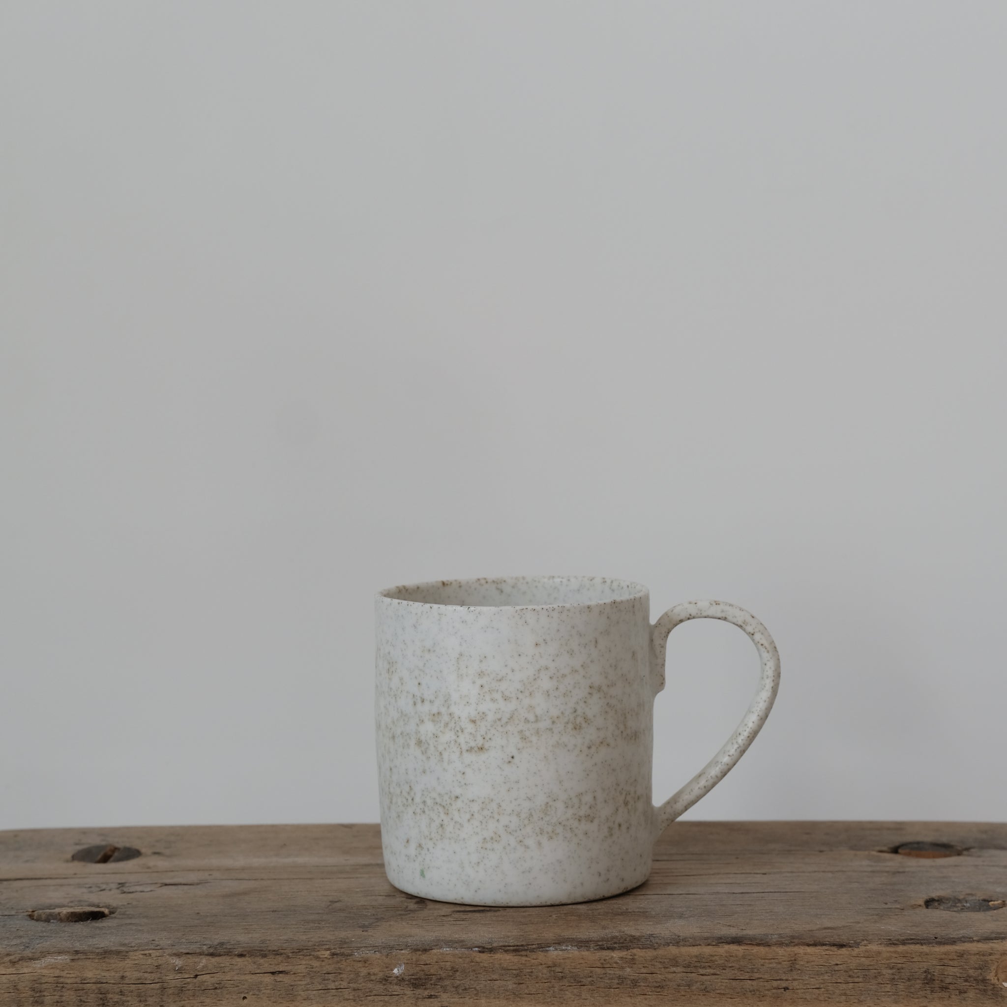 Mug en porcelaine 260ml, blanc par Hannah Blackall-Smith chez Brutal Ceramics