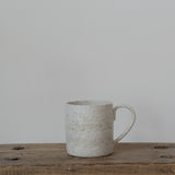 Mug en porcelaine 260ml, blanc par Hannah Blackall-Smith chez Brutal Ceramics