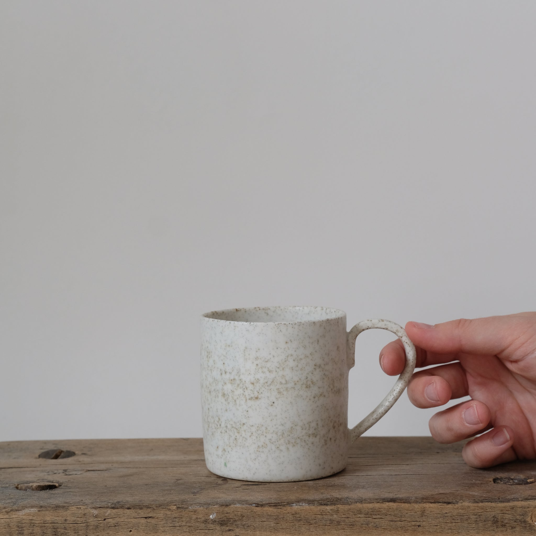 Mug en porcelaine 260ml, blanc par Hannah Blackall-Smith chez Brutal Ceramics
