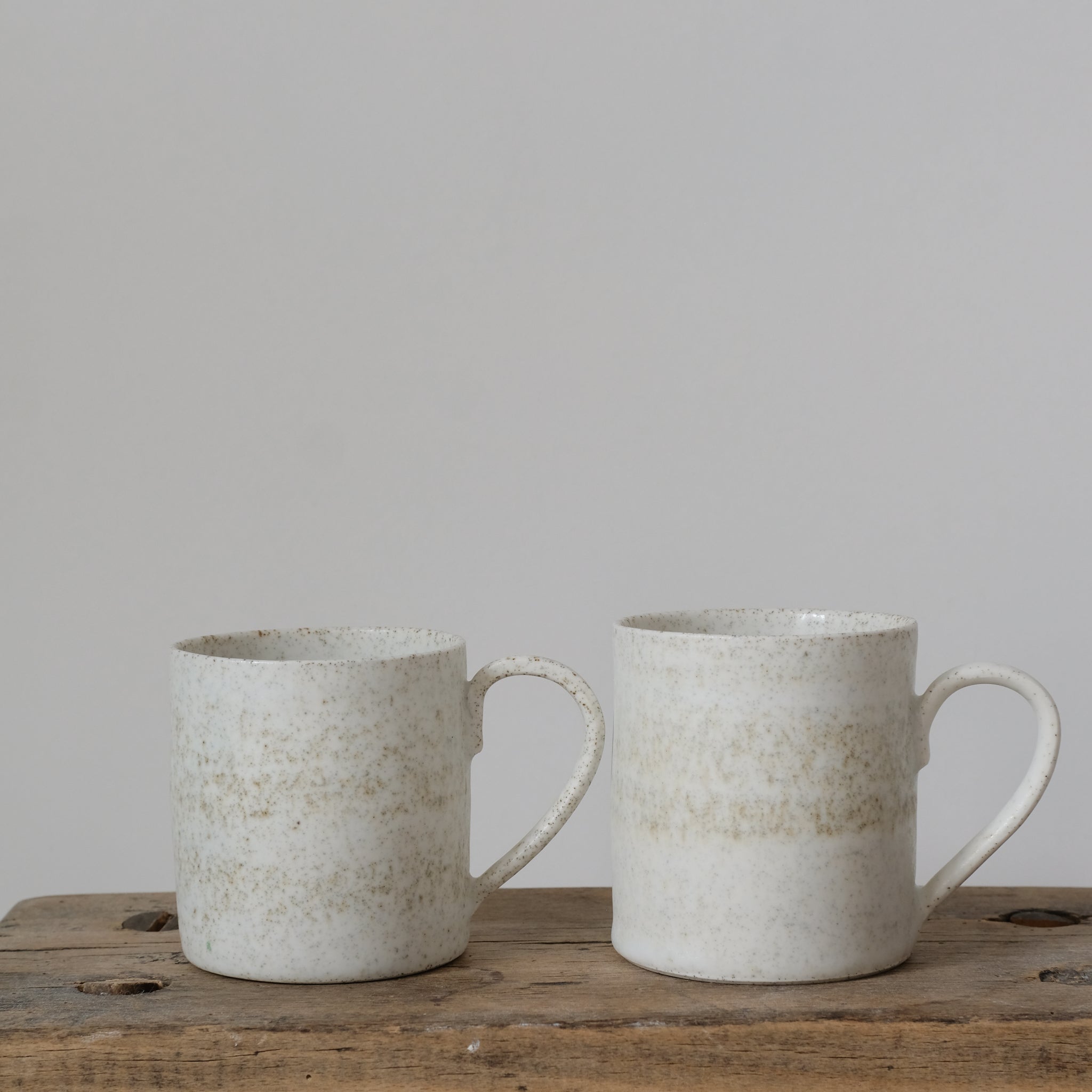 Mug en porcelaine 260ml, blanc par Hannah Blackall-Smith chez Brutal Ceramics