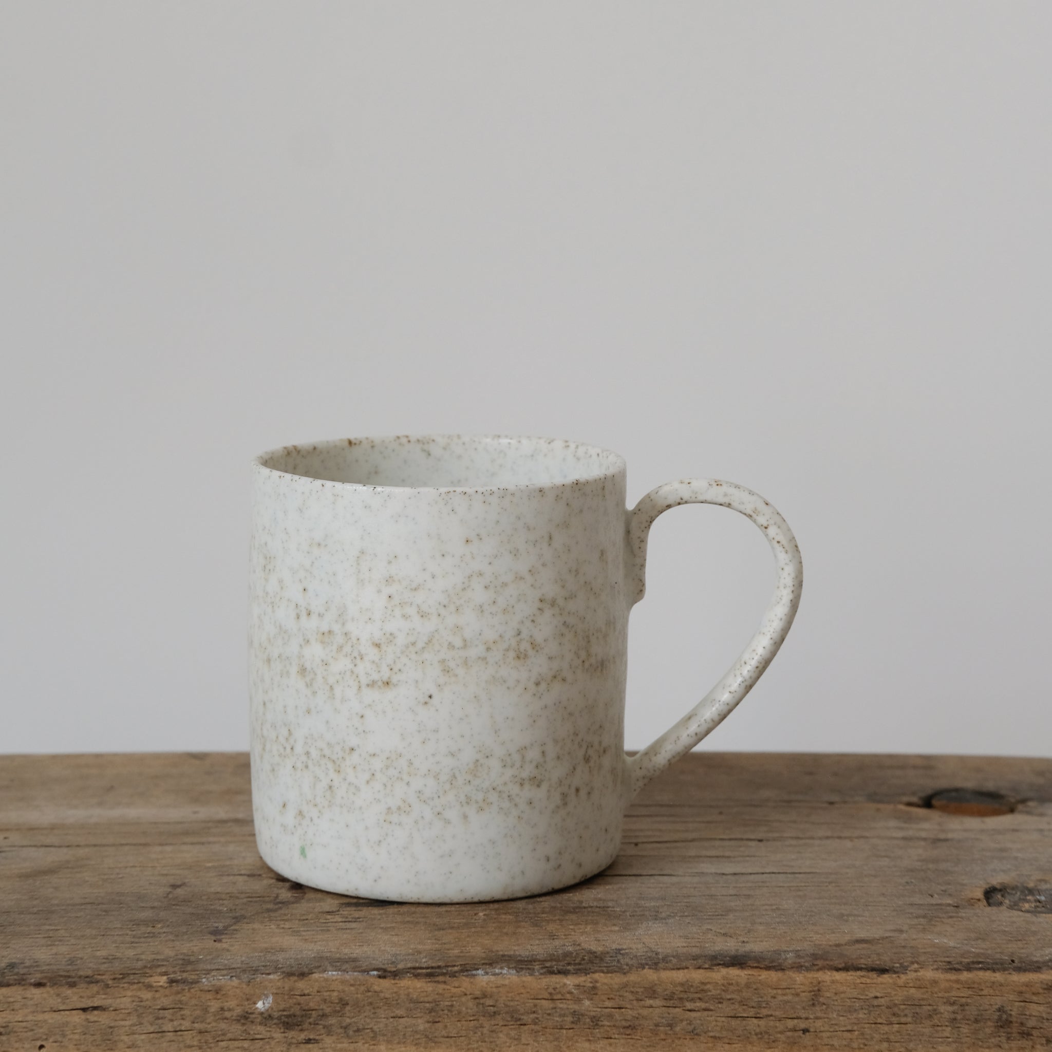 Mug en porcelaine 260ml, blanc par Hannah Blackall-Smith chez Brutal Ceramics
