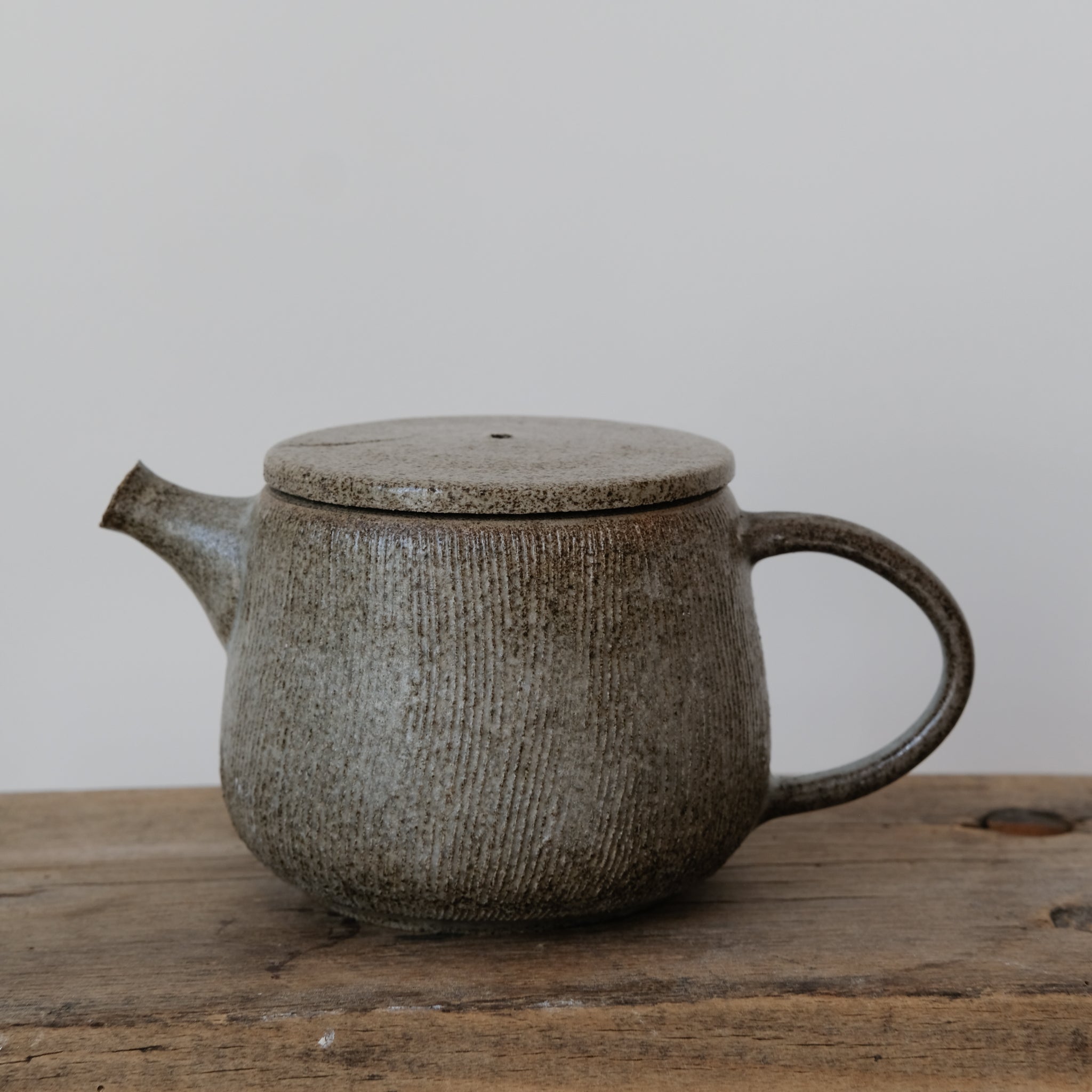 Theière en grès 470ml, blanc par Hannah Blackall-Smith chez Brutal Ceramics