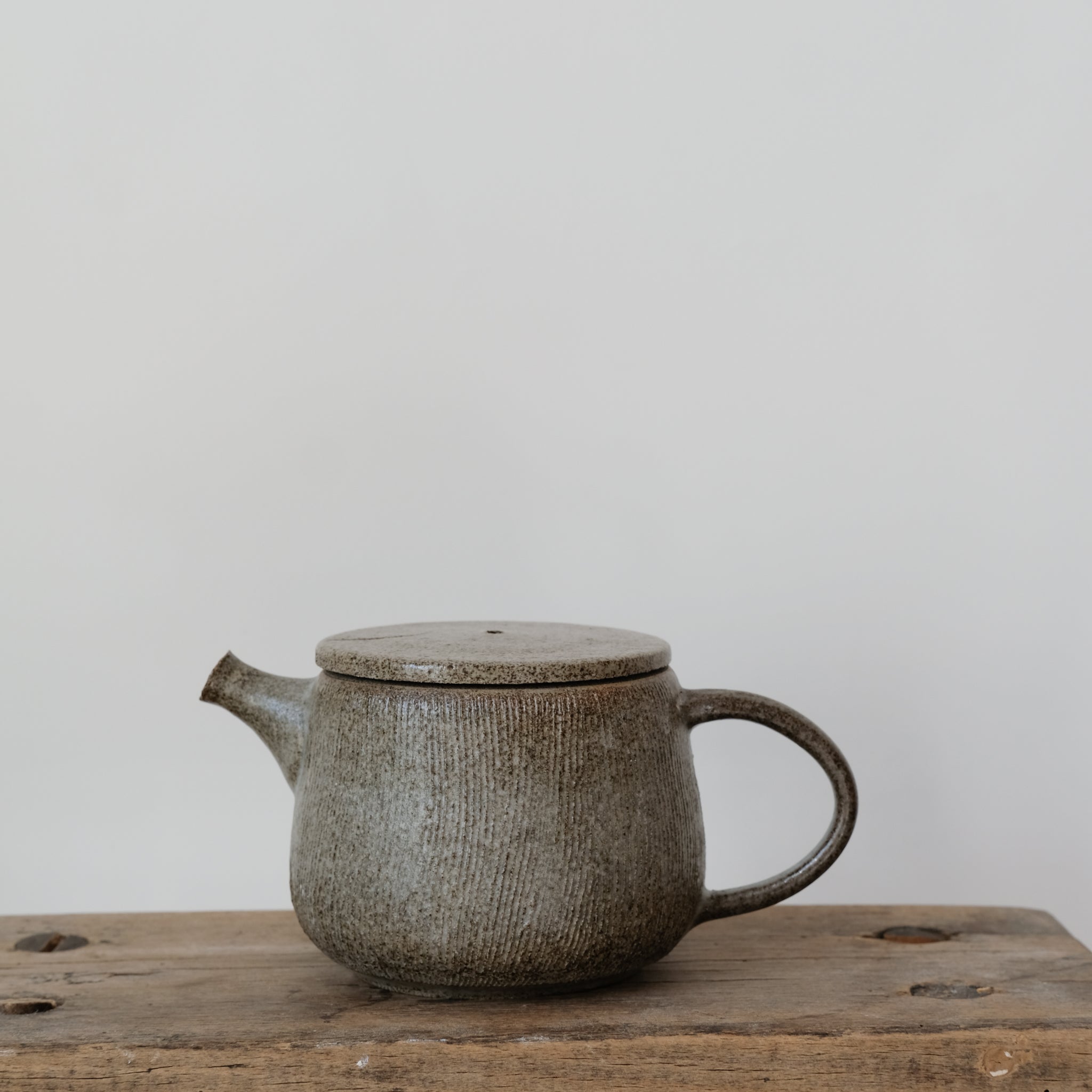 Theière en grès 470ml, blanc par Hannah Blackall-Smith chez Brutal Ceramics