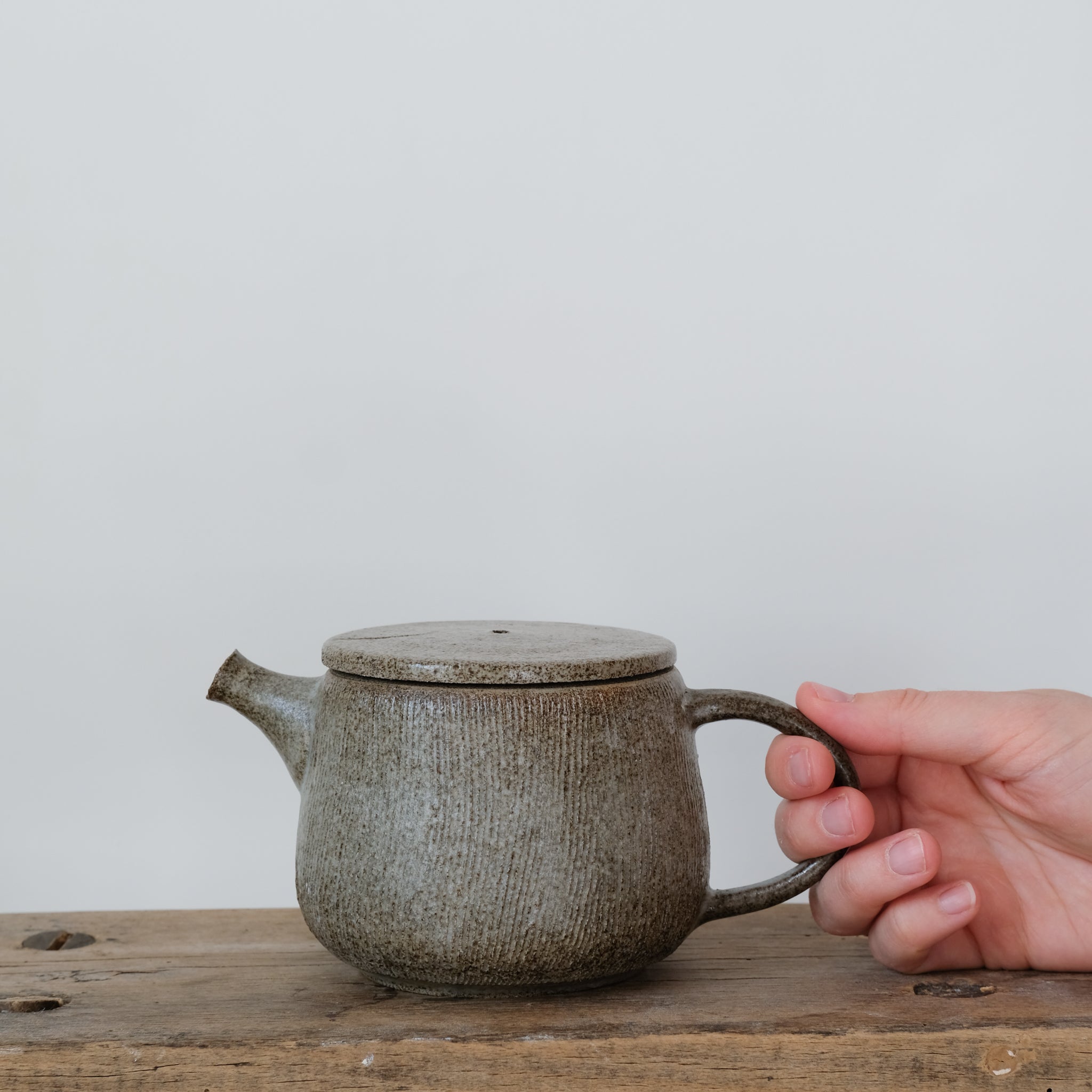 Theière en grès 470ml, blanc par Hannah Blackall-Smith chez Brutal Ceramics