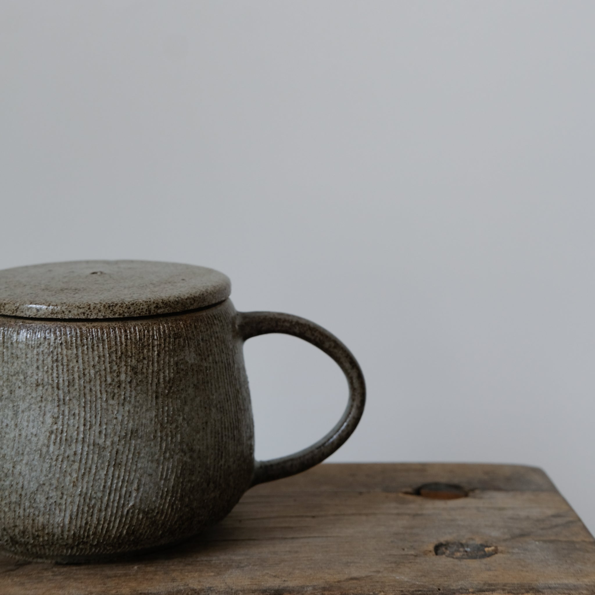 Theière en grès 470ml, blanc par Hannah Blackall-Smith chez Brutal Ceramics