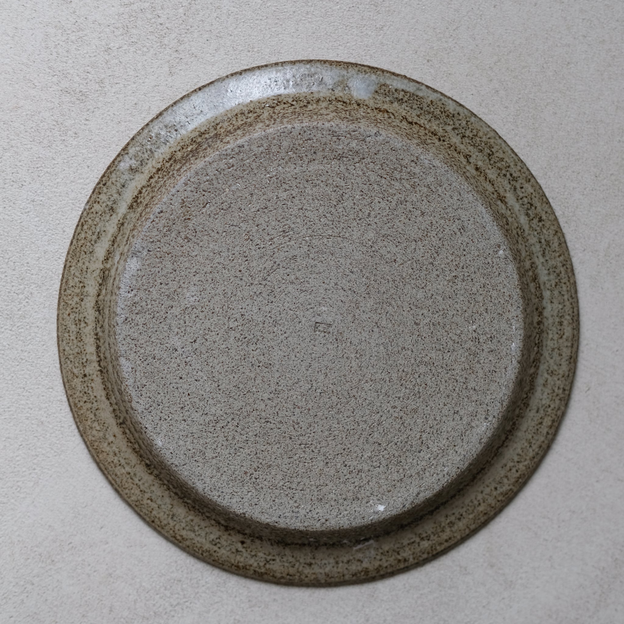 Assiette en grès D 17cm, Gris par  Hannah Blackall-Smith chez Brutal Ceramics