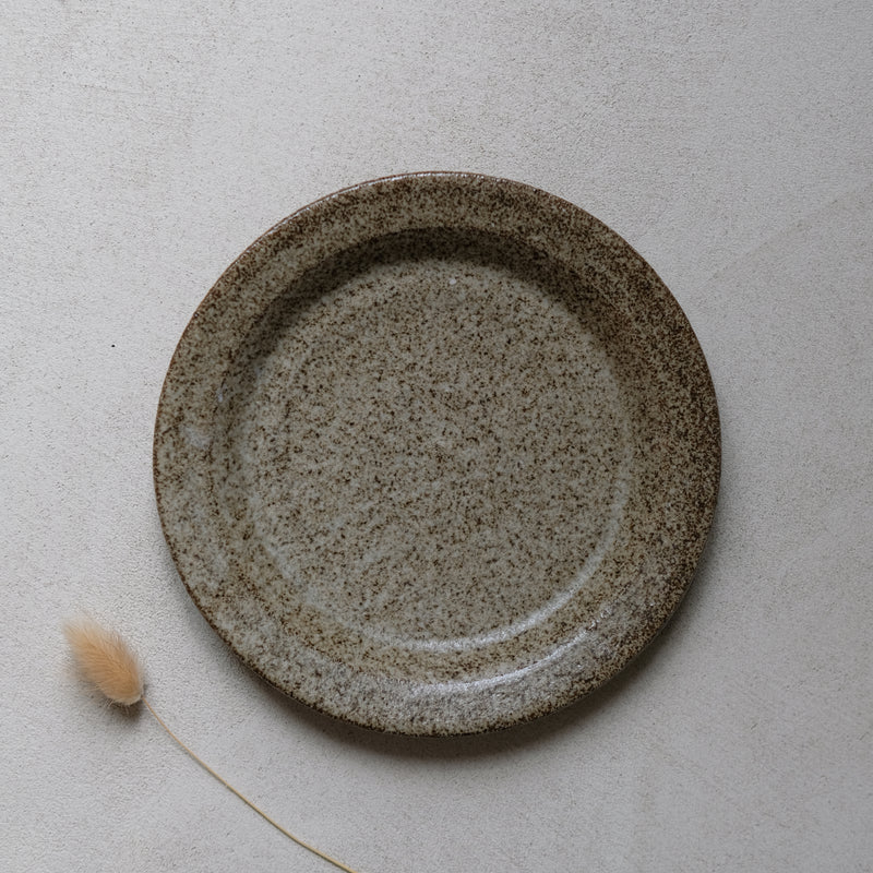 Assiette en grès D 17cm, Gris par  Hannah Blackall-Smith chez Brutal Ceramics