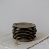 Assiette en grès D 17cm, Gris par  Hannah Blackall-Smith chez Brutal Ceramics