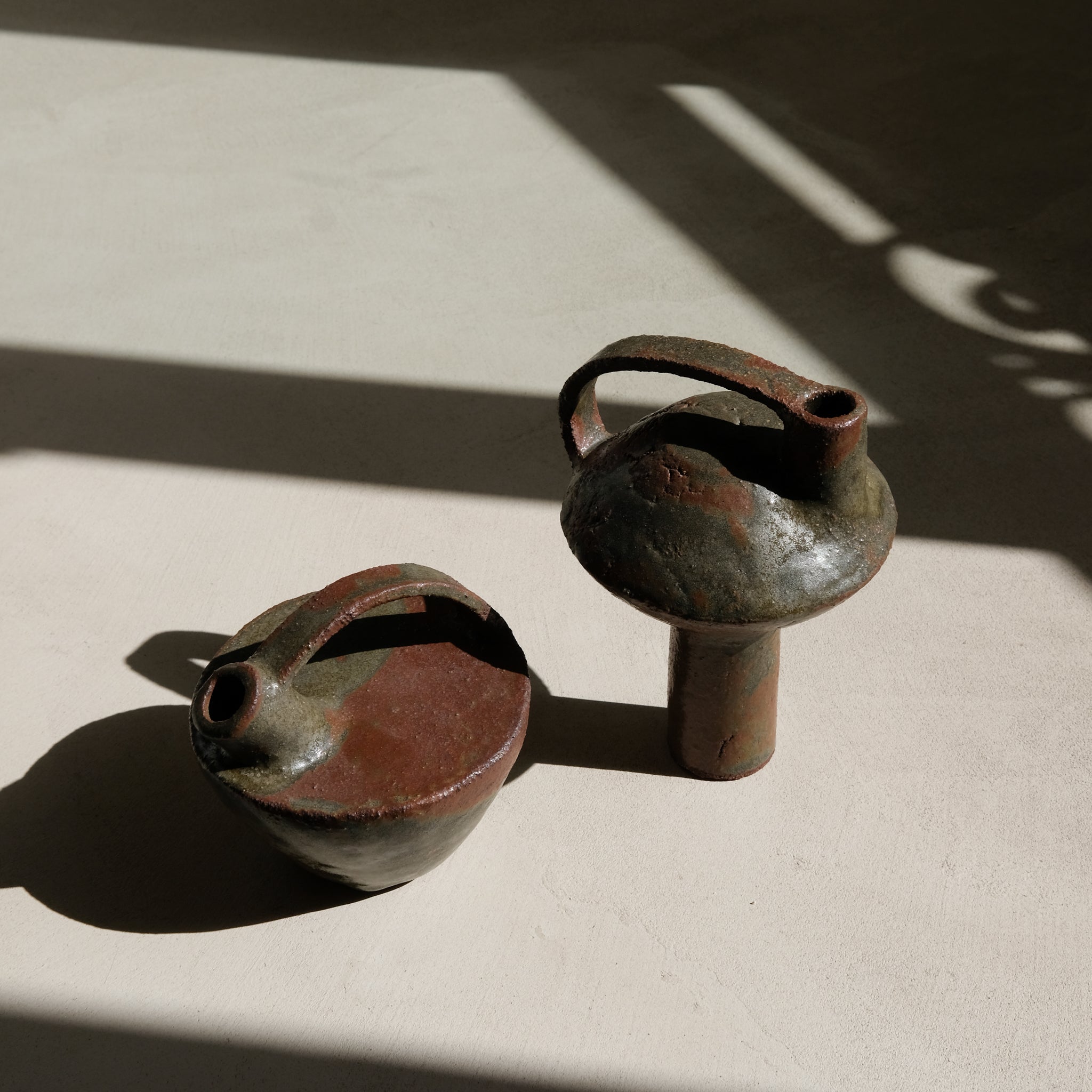 Bouteille vert étang 024 de Catherine Dix Ceramics chez Brutal