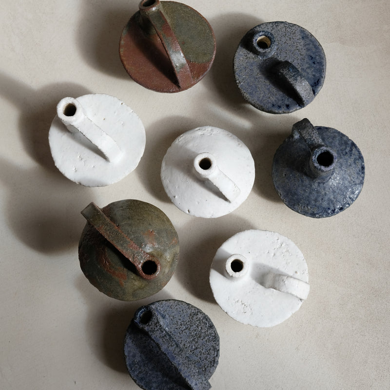 Bouteille en grès mortier 004 par Catherine Dix Chez Brutal Ceramics
