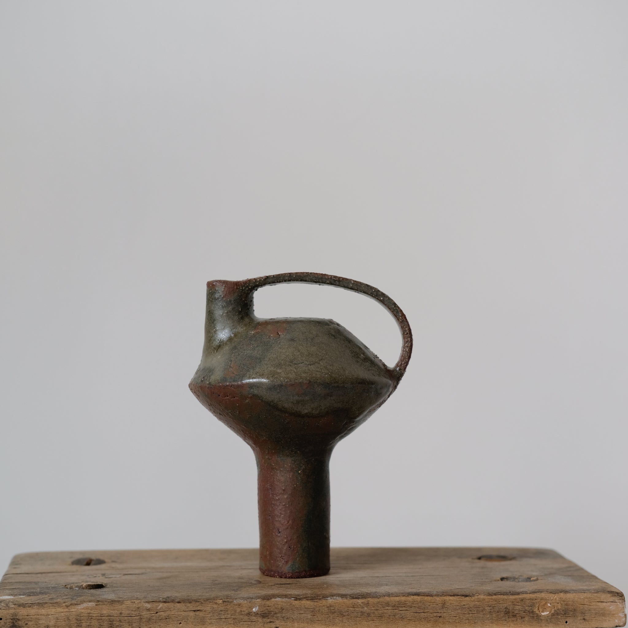 Bouteille soucoupe volante vert étang 023 de Catherine Dix Ceramics chez Brutal Ceramics