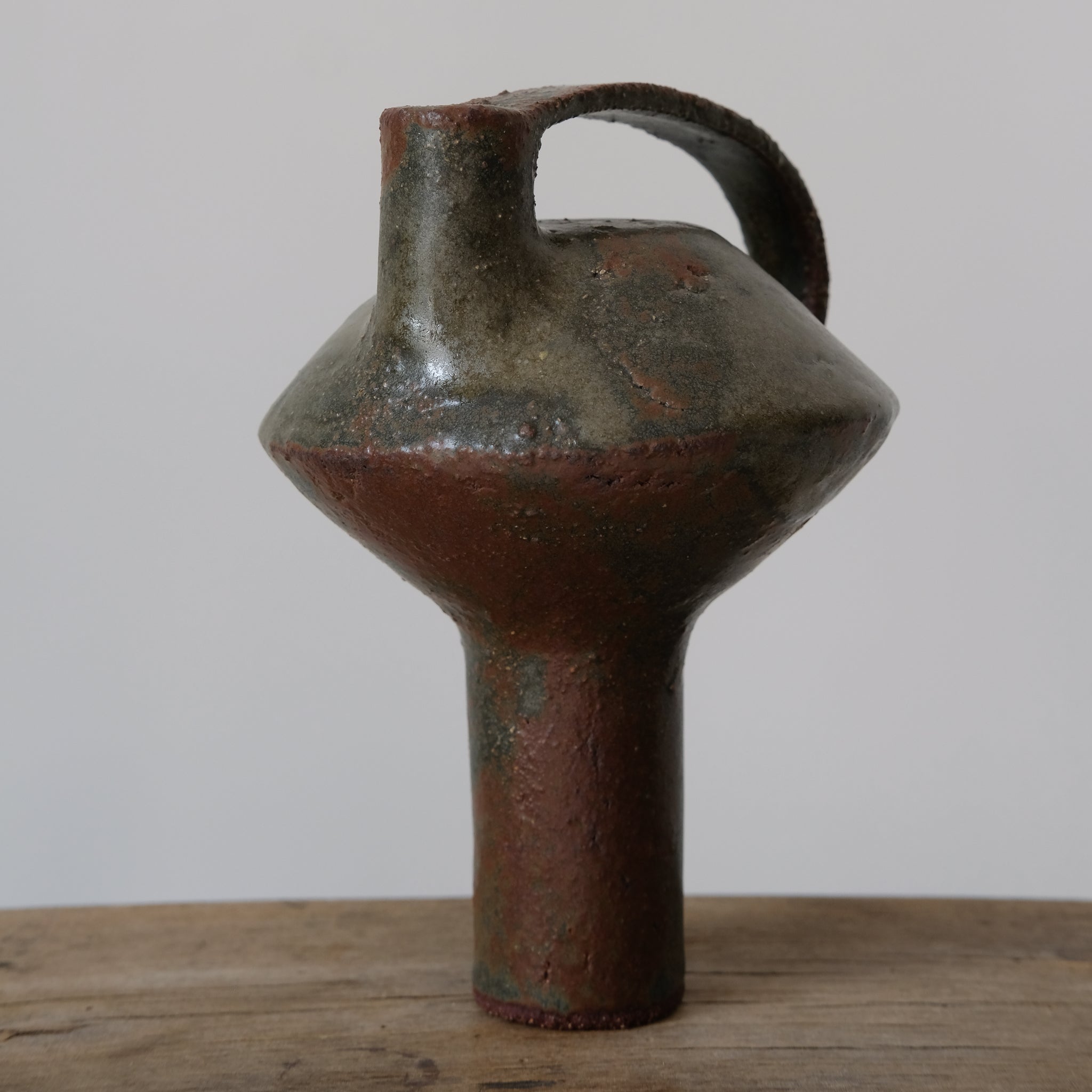 Bouteille soucoupe volante vert étang 023 de Catherine Dix Ceramics chez Brutal Ceramics