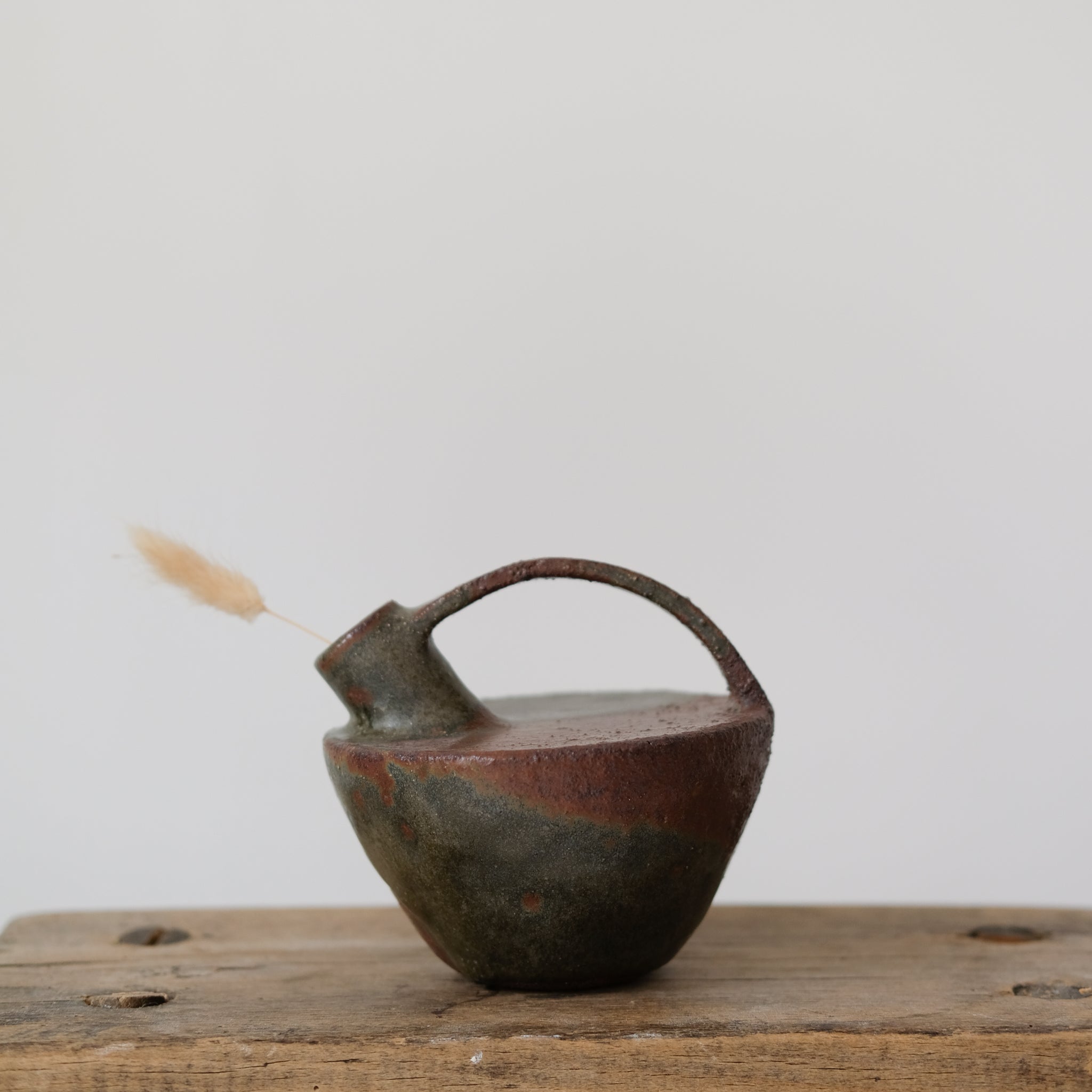 Bouteille vert étang 024 de Catherine Dix Ceramics chez Brutal 