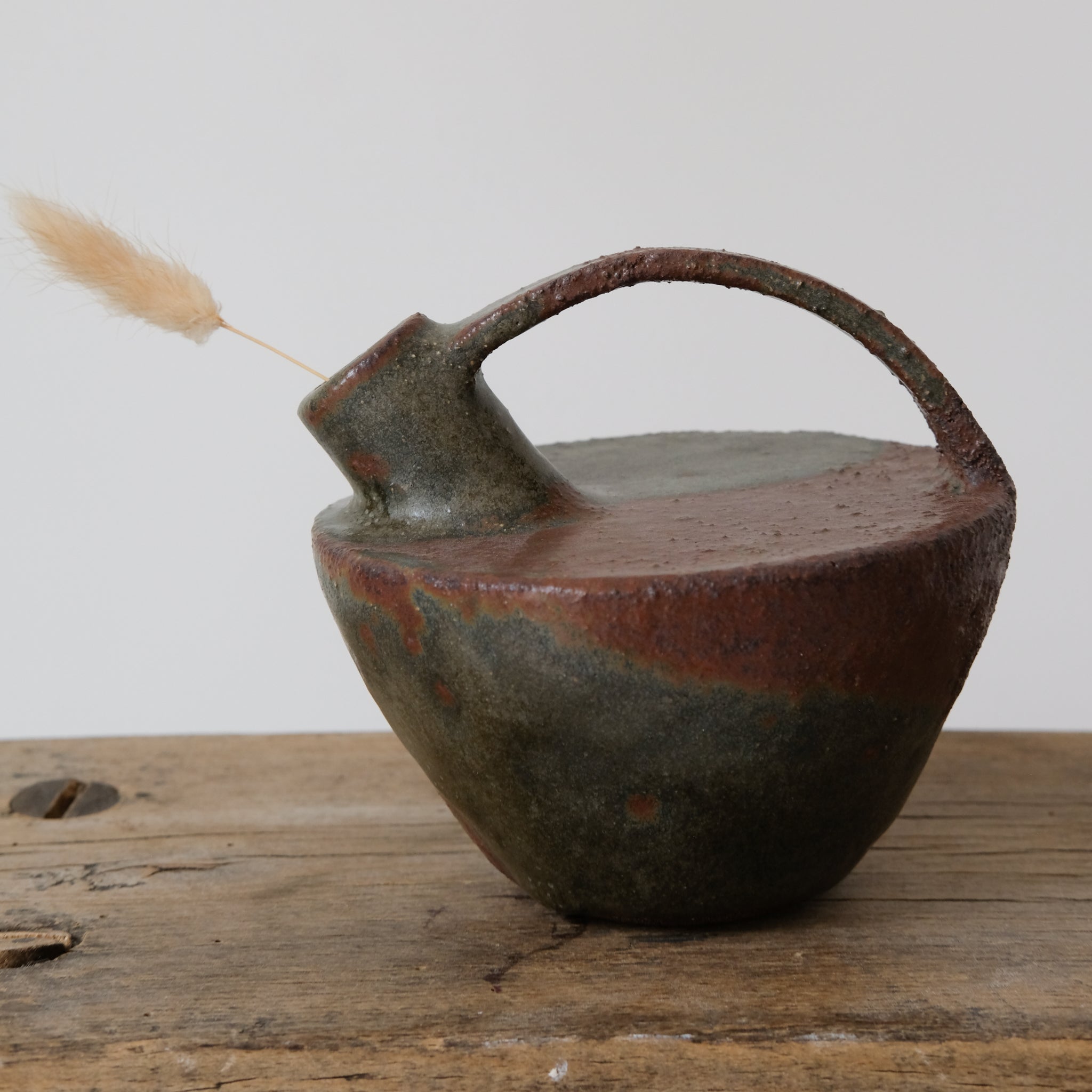 Bouteille vert étang 024 de Catherine Dix Ceramics chez Brutal