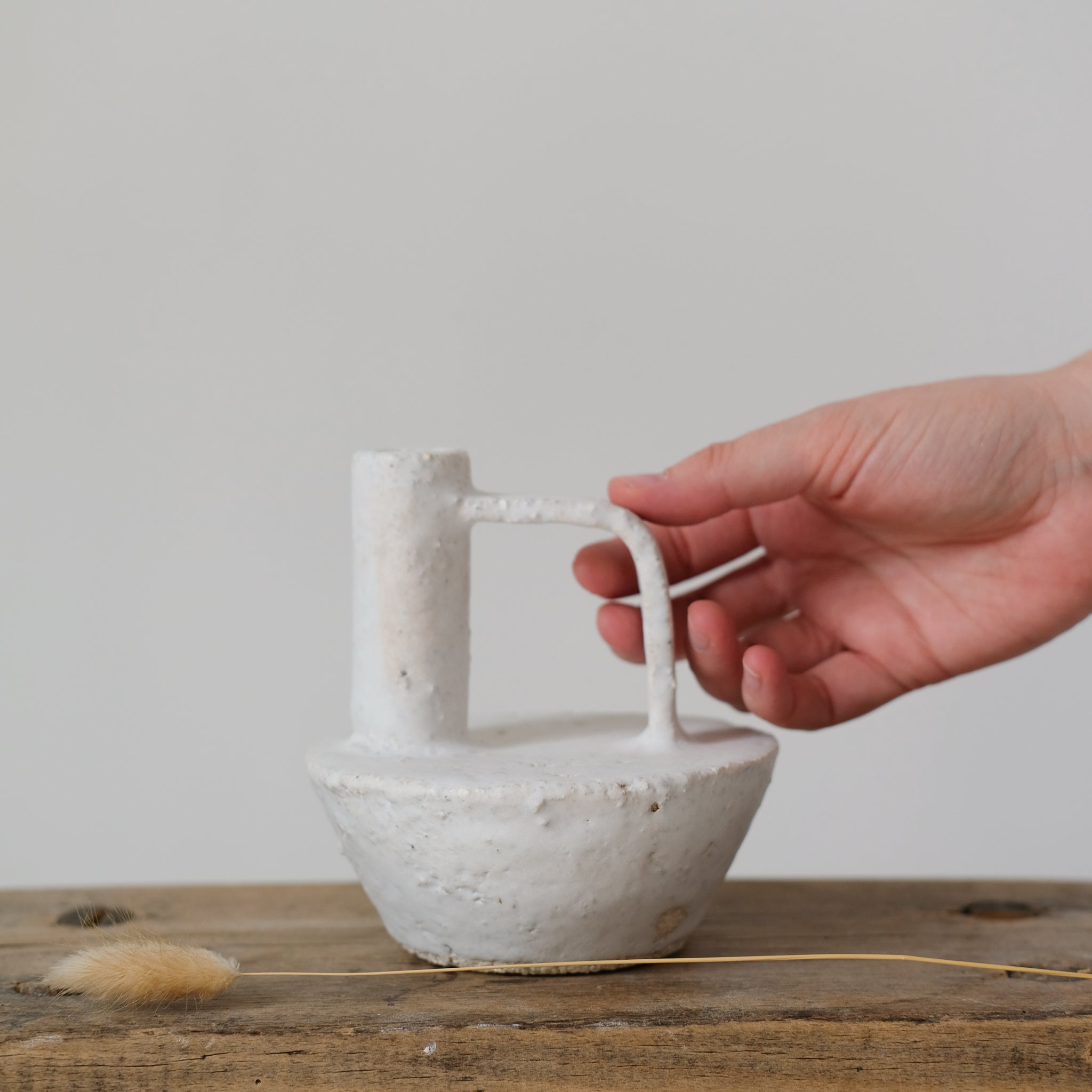 Bouteille en grès blanc - 005 par Catherine Dix chez Brutal Ceramics