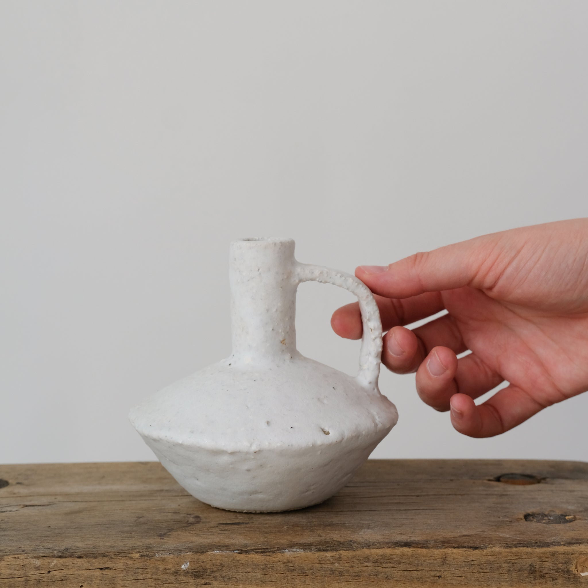 Bouteille en grès mortier 004 par Catherine Dix Chez Brutal Ceramics
