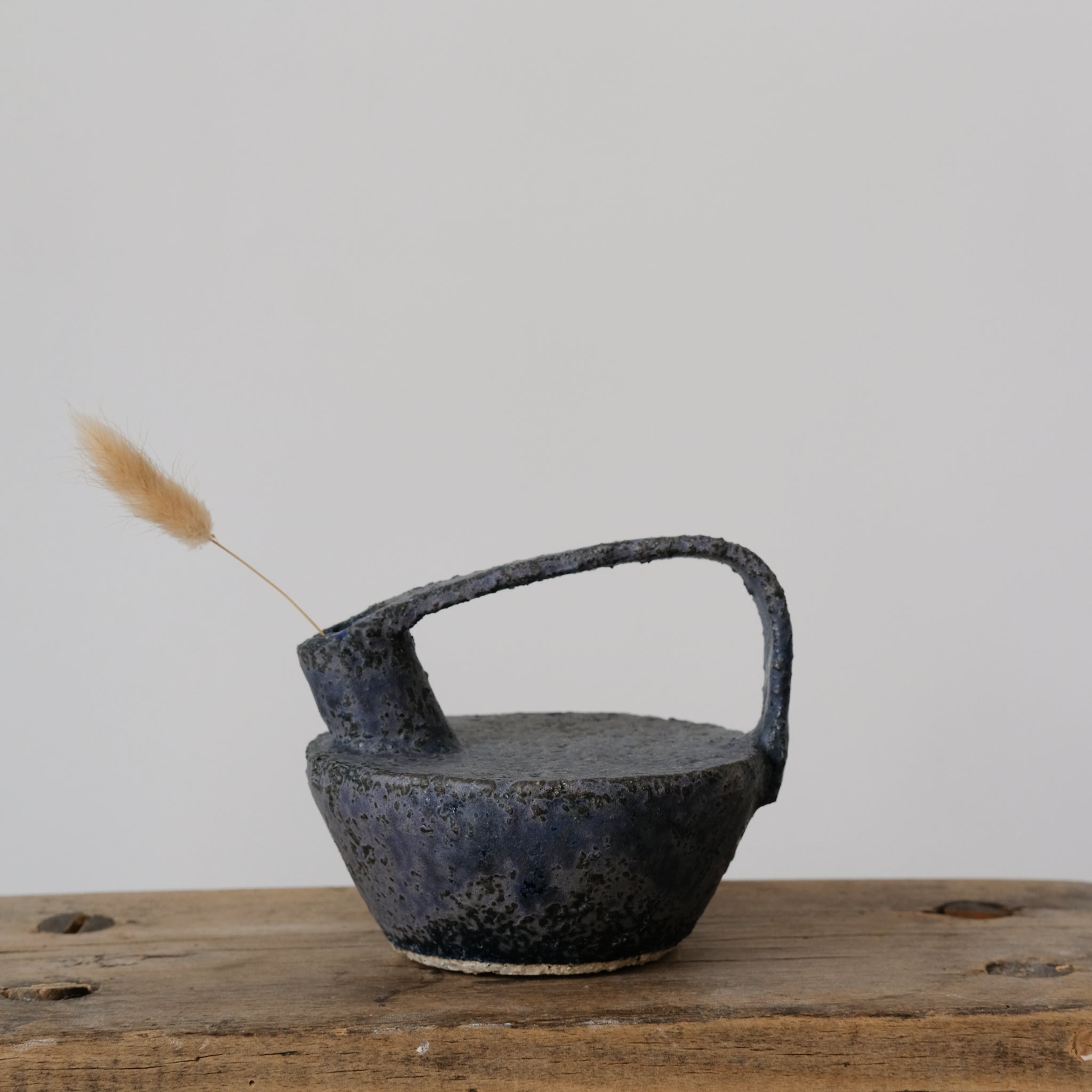 Bouteille en grès / bleu foncé - 008 par Catherine Dix chez Brutal Ceramics