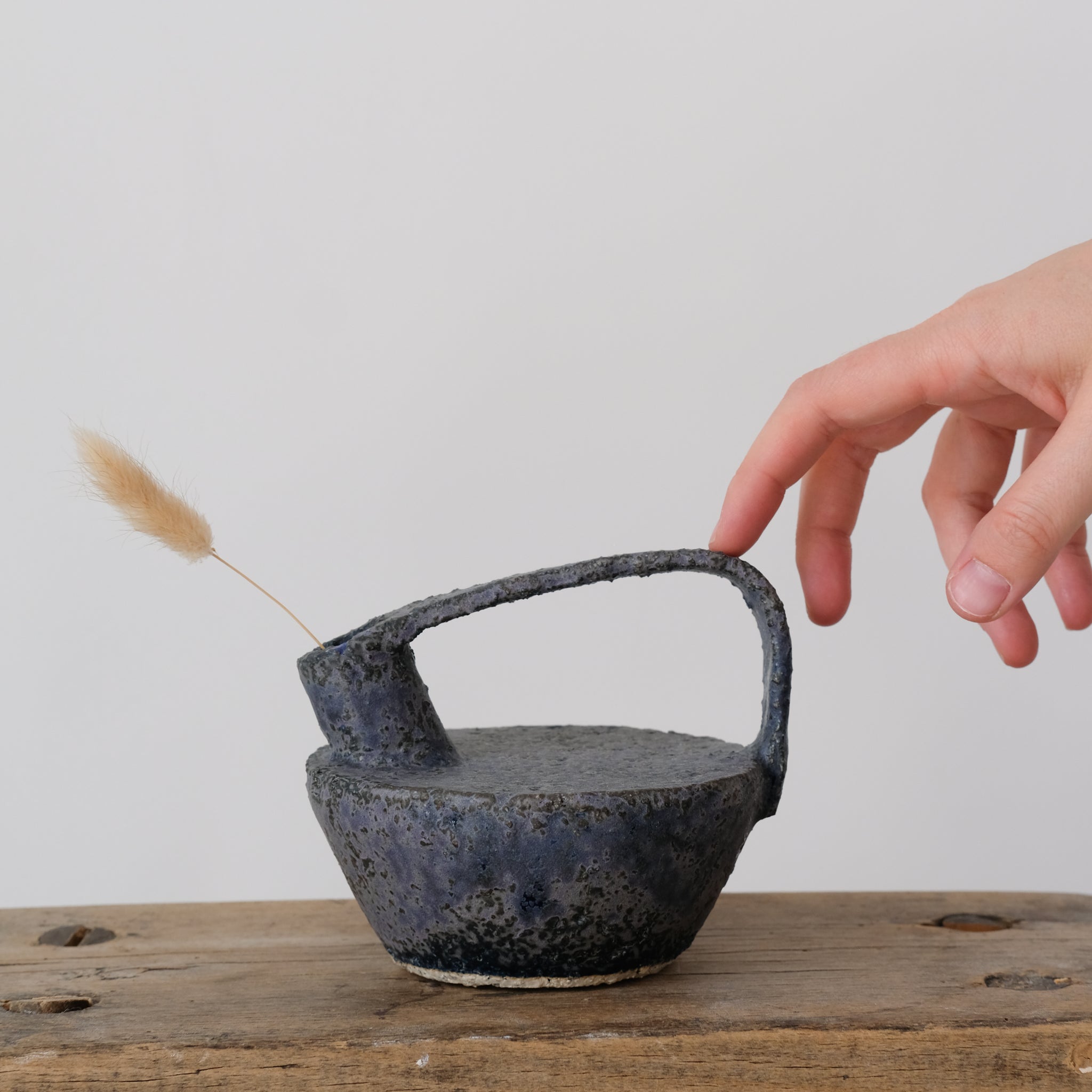 Bouteille en grès / bleu foncé - 008 par Catherine Dix chez Brutal Ceramics