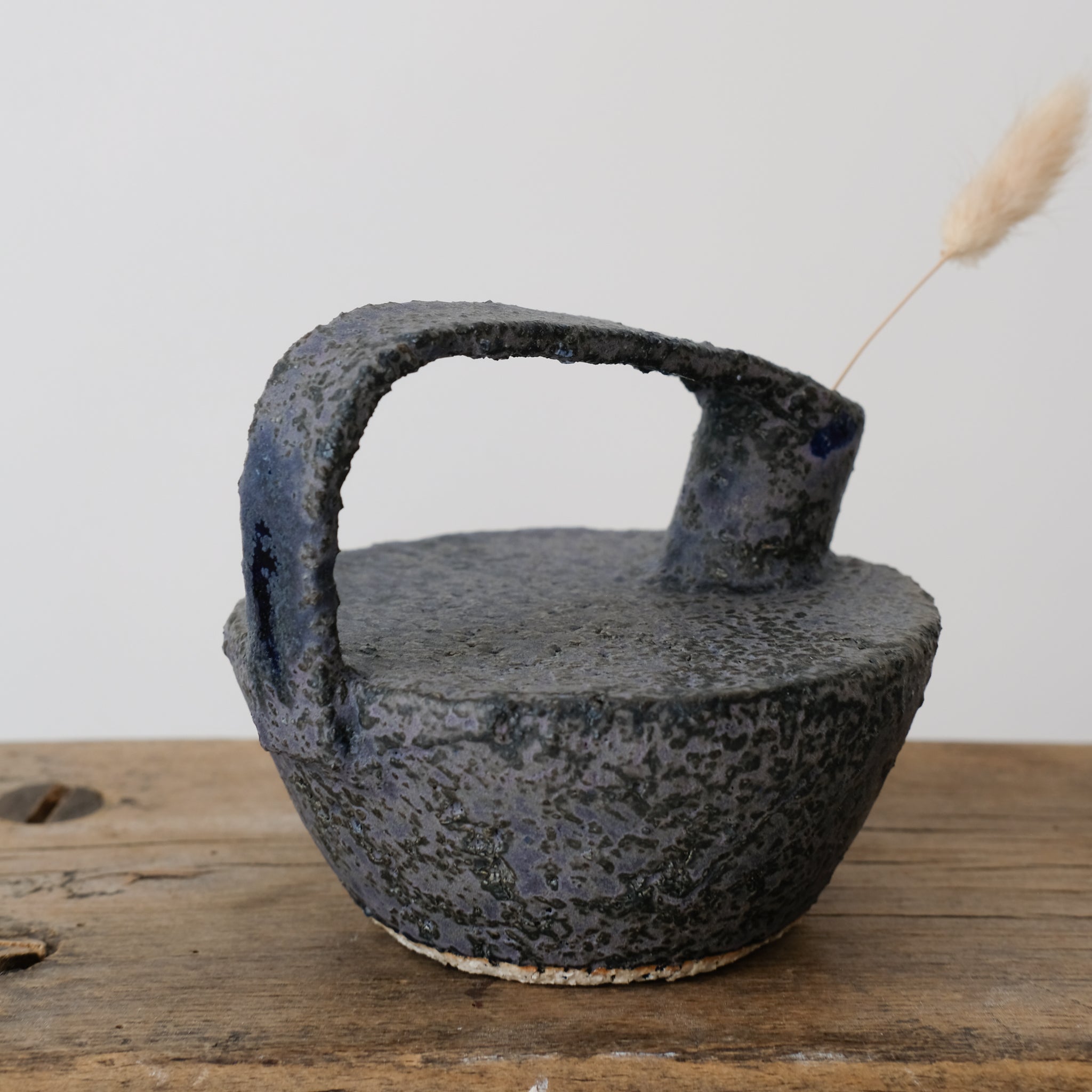 Bouteille en grès / bleu foncé - 008 par Catherine Dix chez Brutal Ceramics