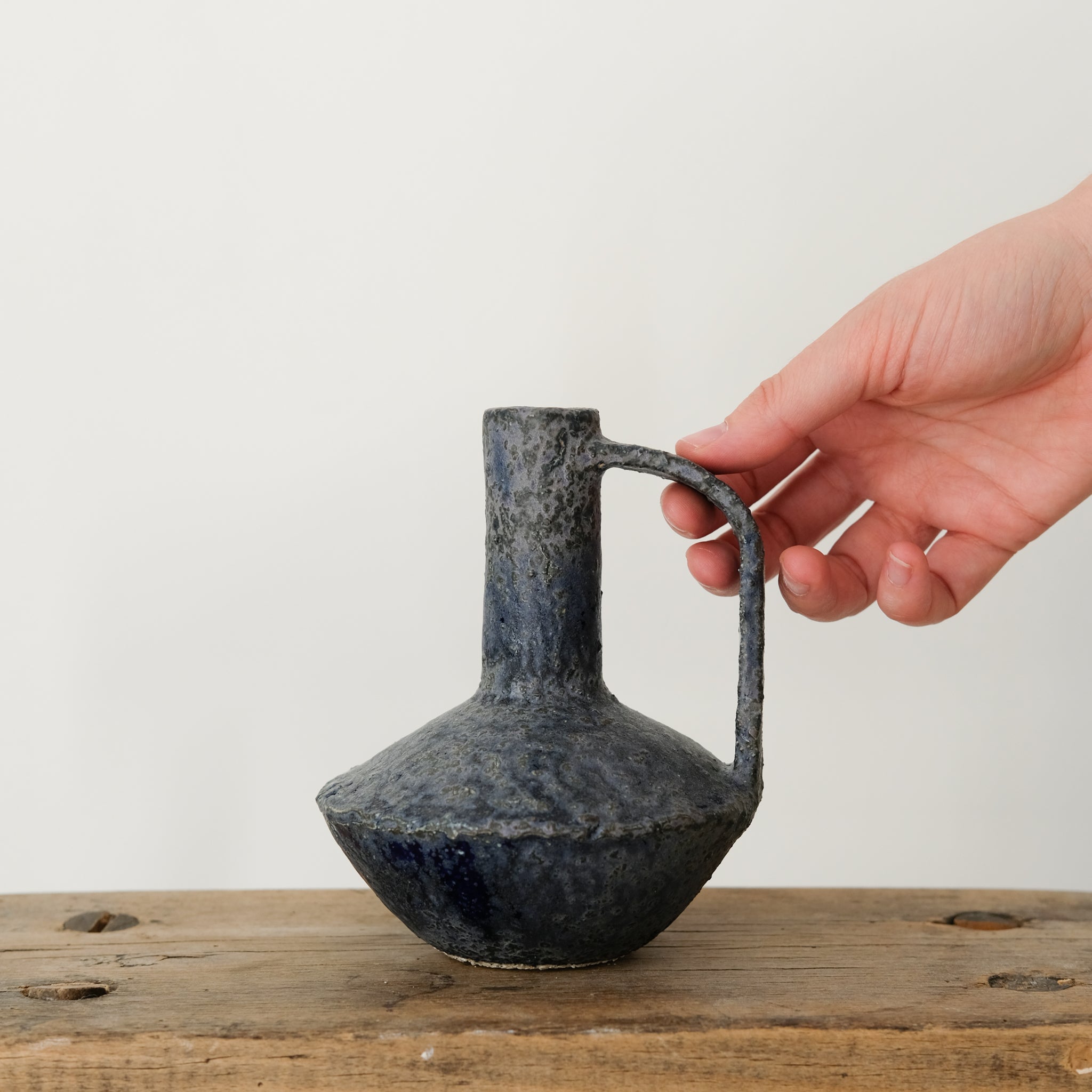 Bouteille en grès / bleu prune - 009 par Catherine Dix chez Brutal Ceramics