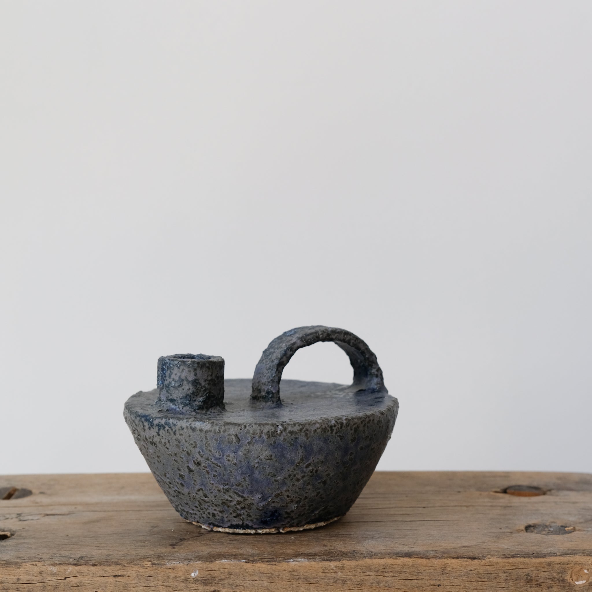 Bouteille bleue foncé 010 de Catherine Dix Ceramics chez Brutal