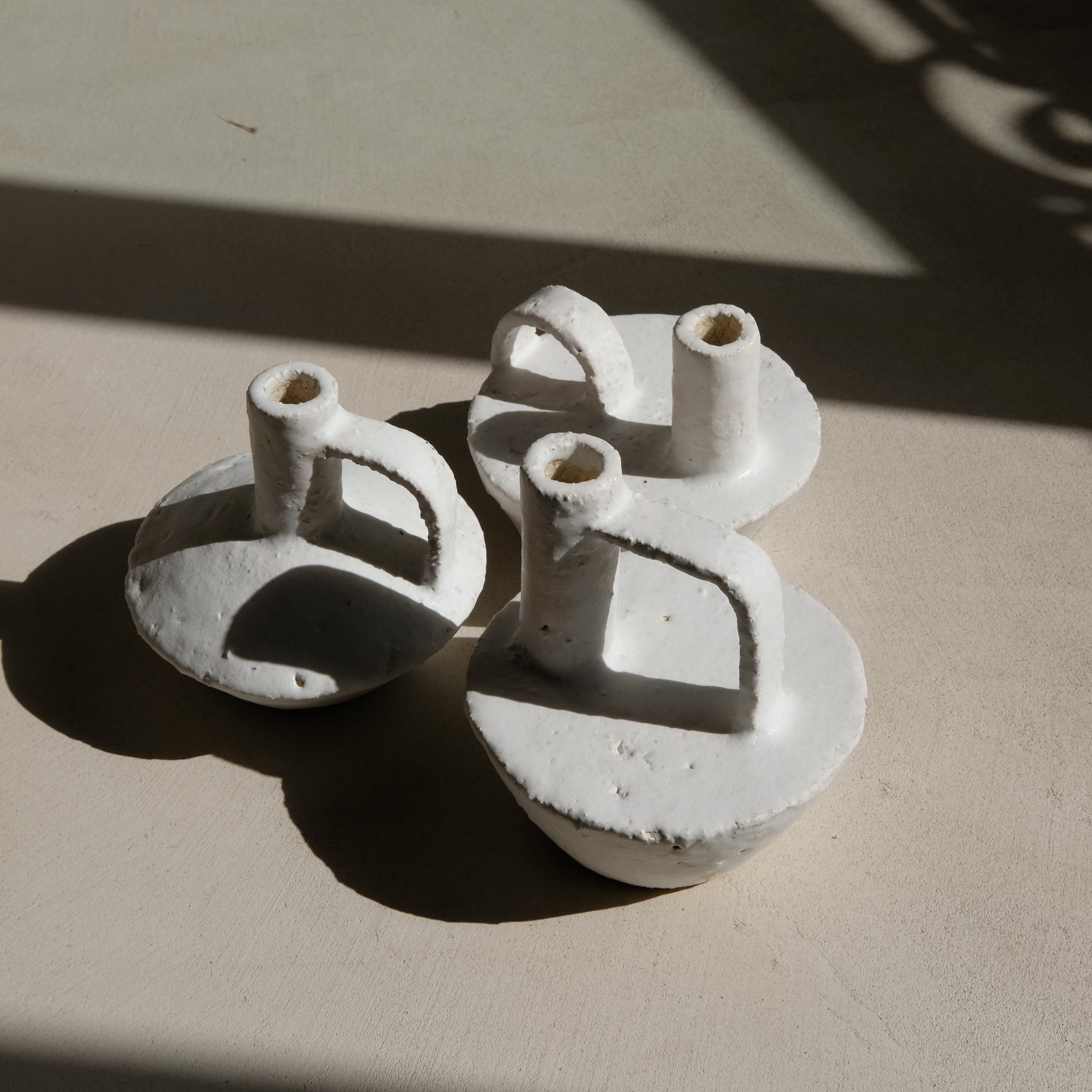 Bouteille en grès mortier 004 par Catherine Dix Chez Brutal Ceramics